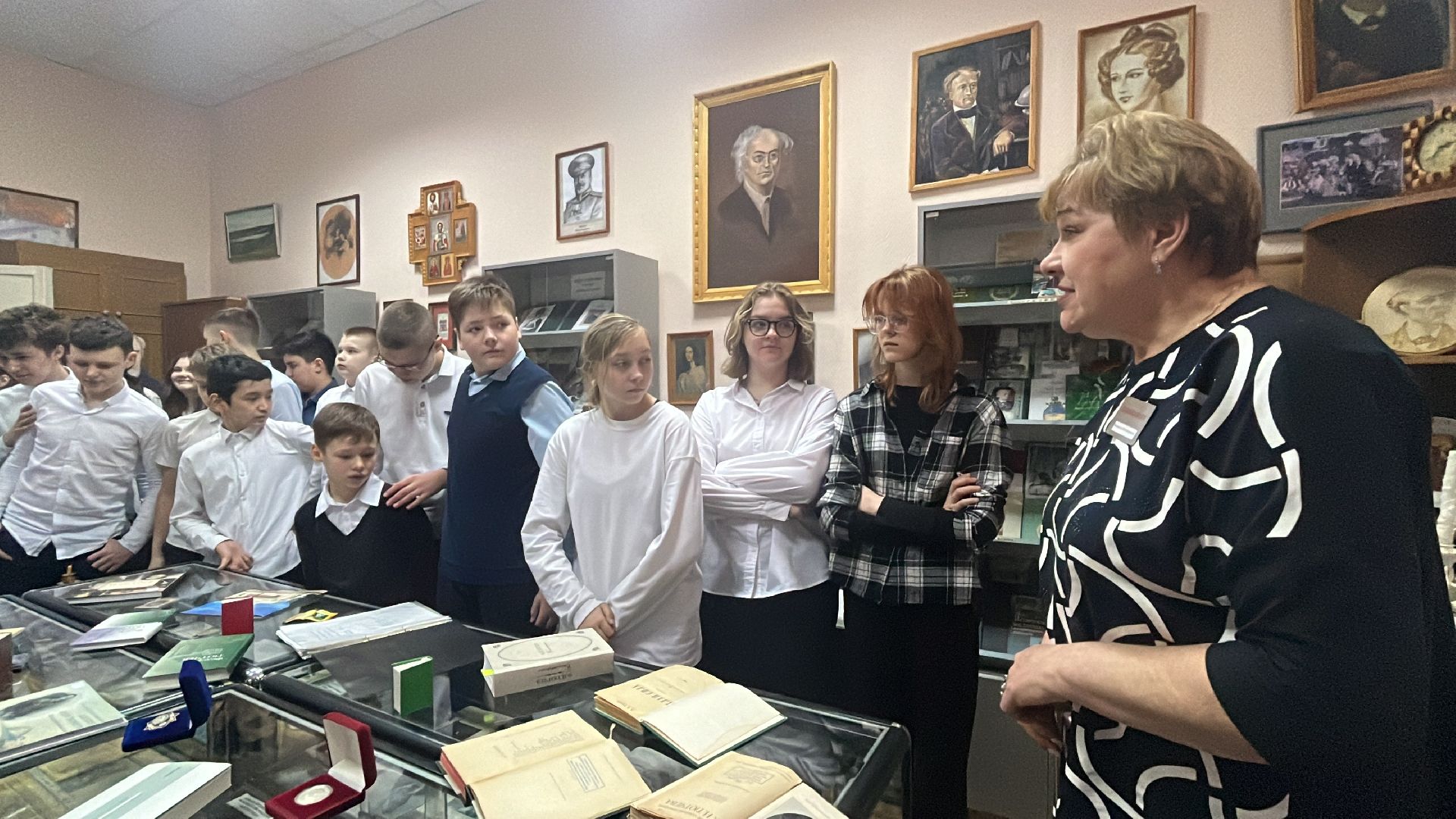 школьники, профориентация, экскурсия, экскурсия для школьников, библио-холл, библиотека,