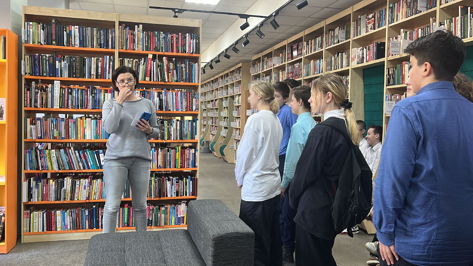 школьники, профориентация, экскурсия, экскурсия для школьников, библио-холл, библиотека,