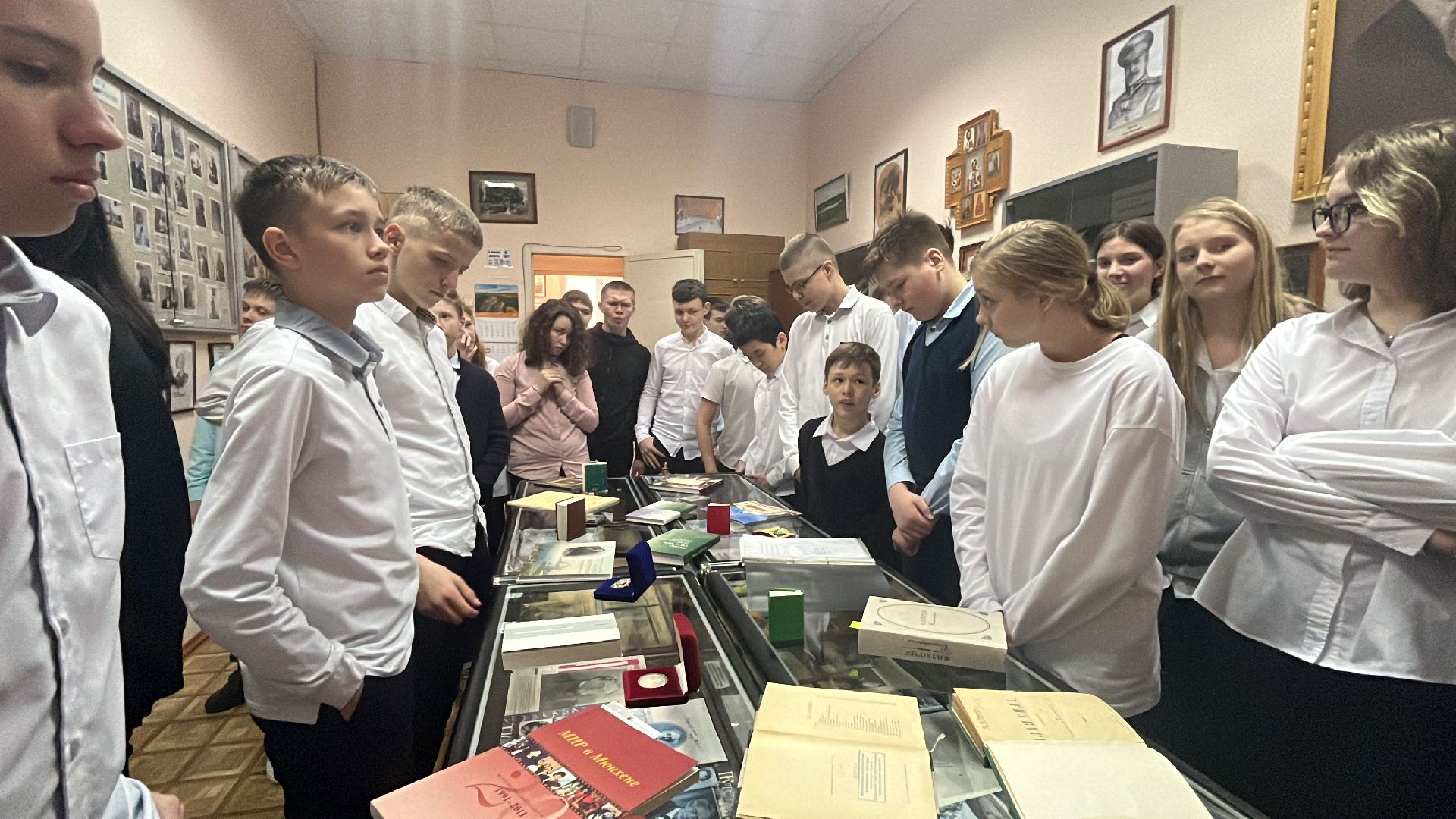 школьники, профориентация, экскурсия, экскурсия для школьников, библио-холл, библиотека,