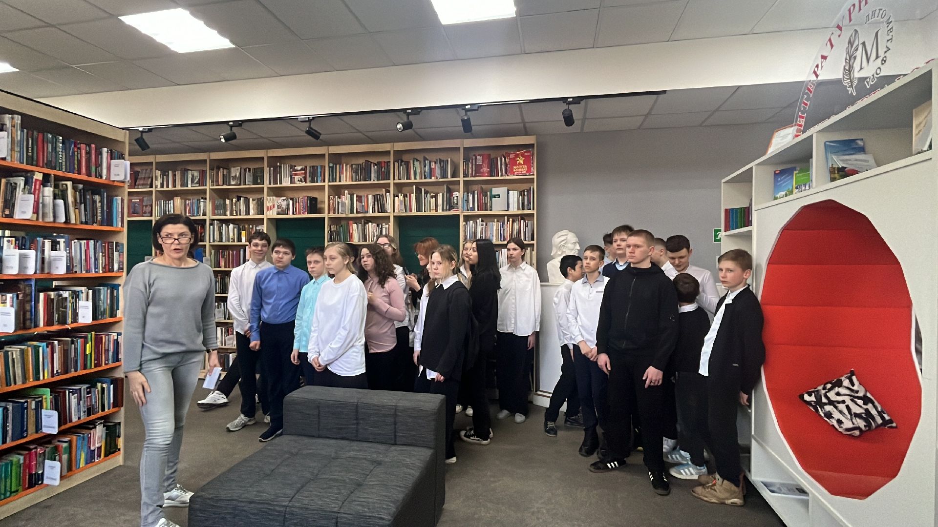 школьники, профориентация, экскурсия, экскурсия для школьников, библио-холл, библиотека,