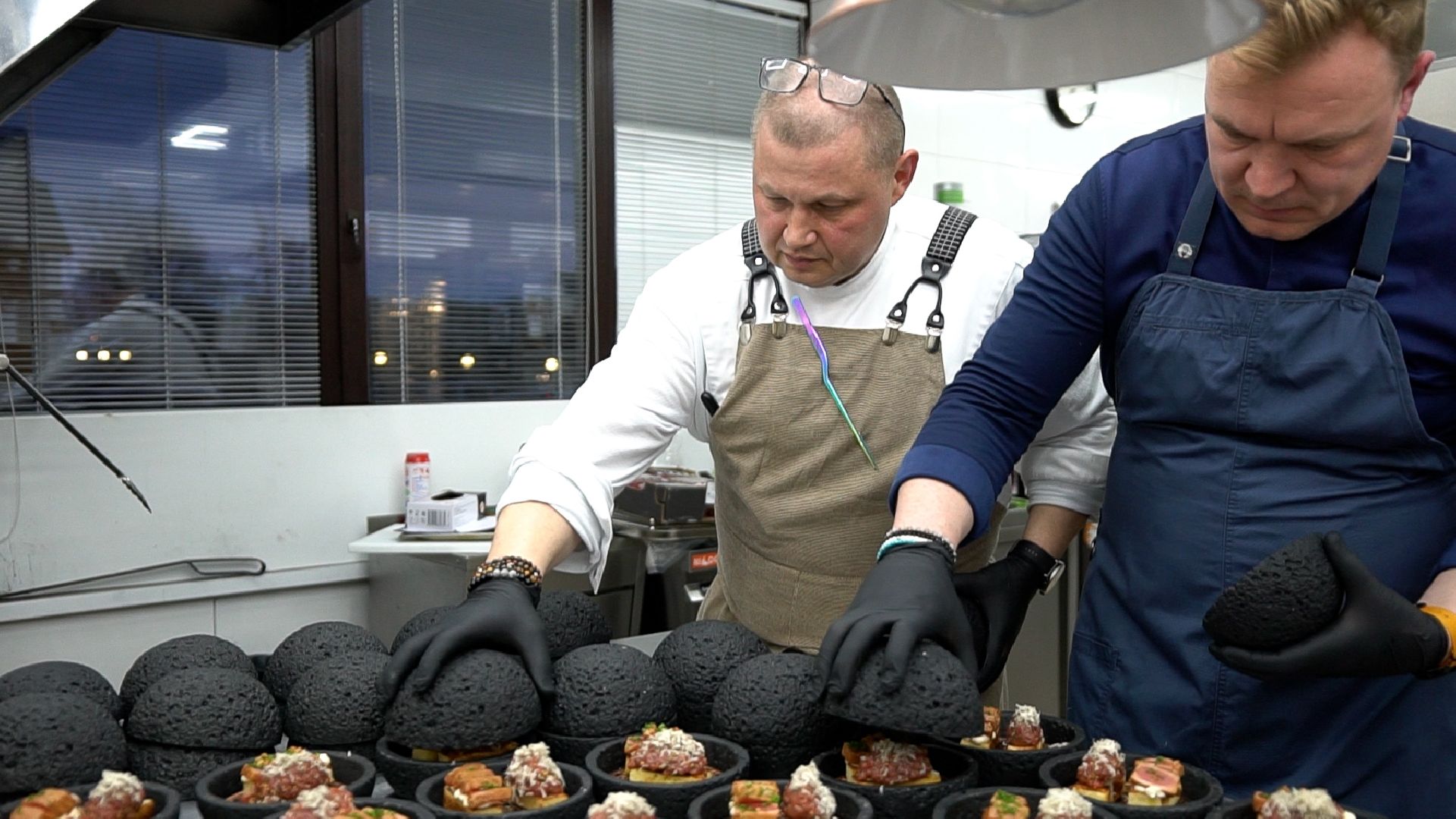 гастро, ужин, гастрономический вечер, Егорьевск, Владимир, Ржев, бабагануш, тартар, лук, сыр, креветки, лосось, чрная смородина, говядина, ягненок, десерт, мильфей, малина, еда,