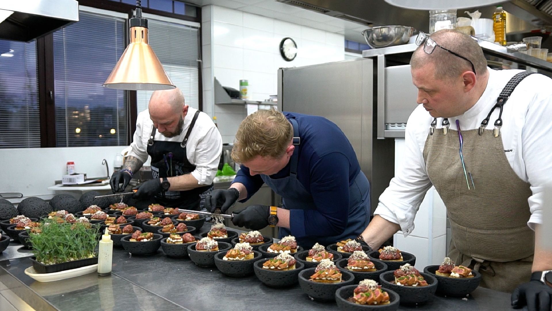 гастро, ужин, гастрономический вечер, Егорьевск, Владимир, Ржев, бабагануш, тартар, лук, сыр, креветки, лосось, чрная смородина, говядина, ягненок, десерт, мильфей, малина, еда,