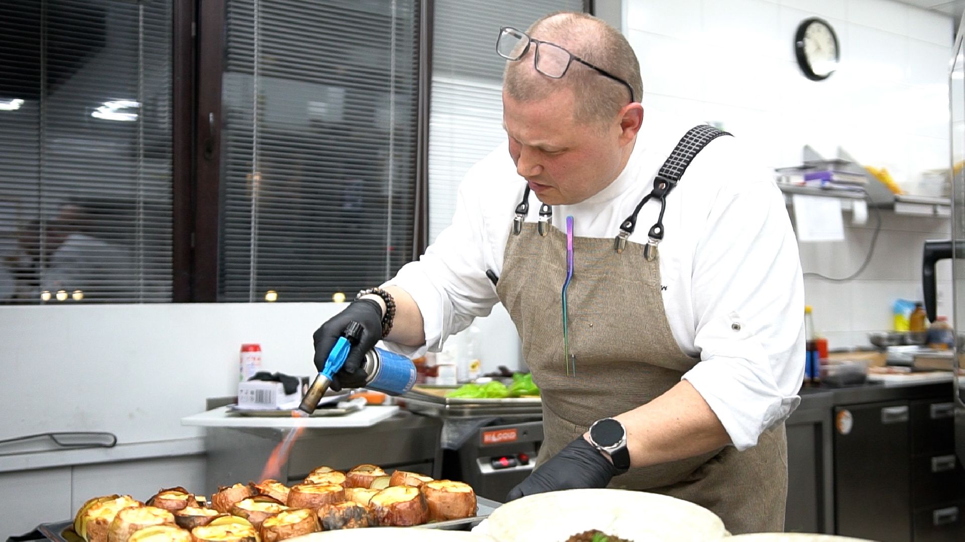 гастро, ужин, гастрономический вечер, Егорьевск, Владимир, Ржев, бабагануш, тартар, лук, сыр, креветки, лосось, чрная смородина, говядина, ягненок, десерт, мильфей, малина, еда,
