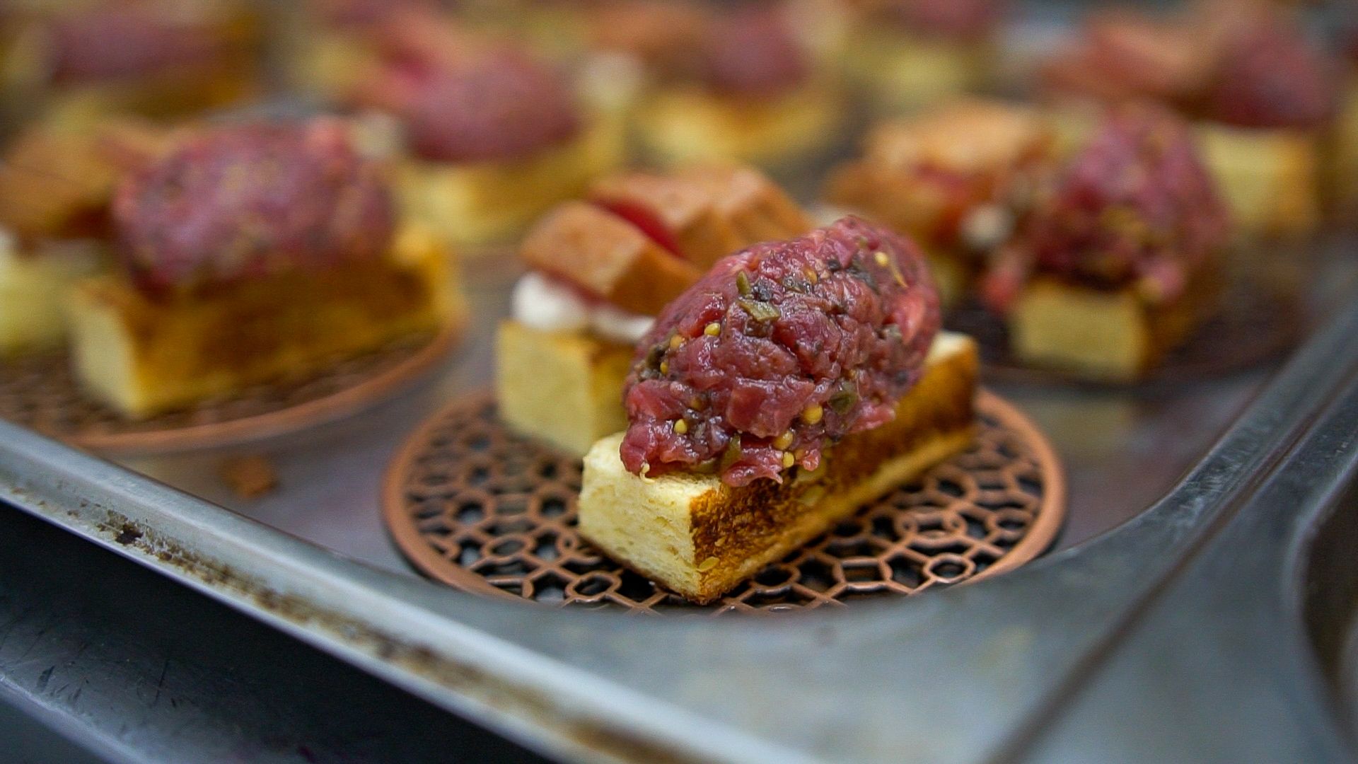 гастро, ужин, гастрономический вечер, Егорьевск, Владимир, Ржев, бабагануш, тартар, лук, сыр, креветки, лосось, чрная смородина, говядина, ягненок, десерт, мильфей, малина, еда,