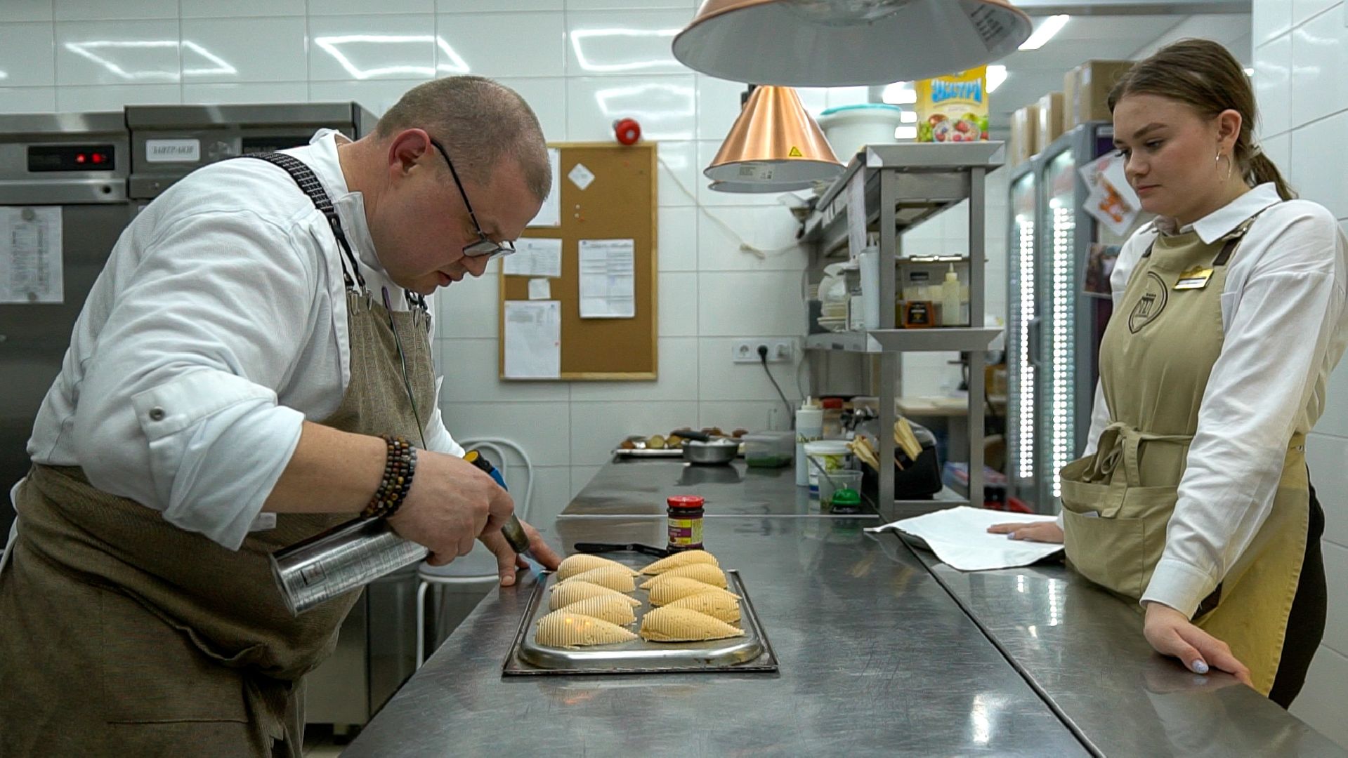 гастро, ужин, гастрономический вечер, Егорьевск, Владимир, Ржев, бабагануш, тартар, лук, сыр, креветки, лосось, чрная смородина, говядина, ягненок, десерт, мильфей, малина, еда,