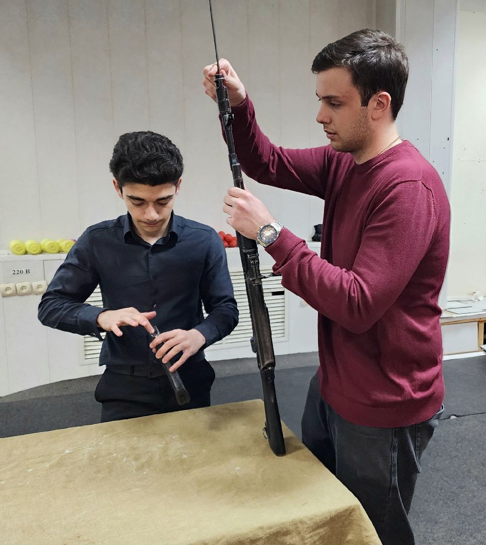 ЦВПВ, Подмосковье, Домодедово, Военная подготовка, РГГУ, Университет, Патриотизм, Патриотика, Обучение, Лекция, студенты, Молодежная политика, Автомат Калашникова, Макет автомата, Учебная граната, ОЗК, Защитный костюм,