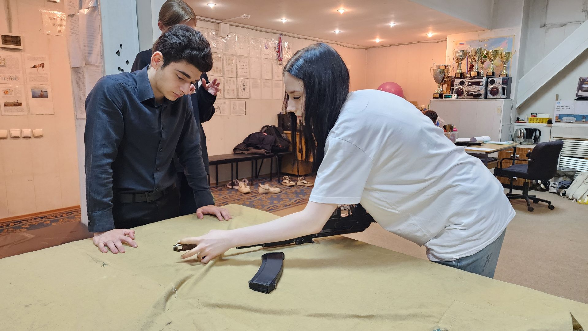 ЦВПВ, Подмосковье, Домодедово, Военная подготовка, РГГУ, Университет, Патриотизм, Патриотика, Обучение, Лекция, студенты, Молодежная политика, Автомат Калашникова, Макет автомата, Учебная граната, ОЗК, Защитный костюм,