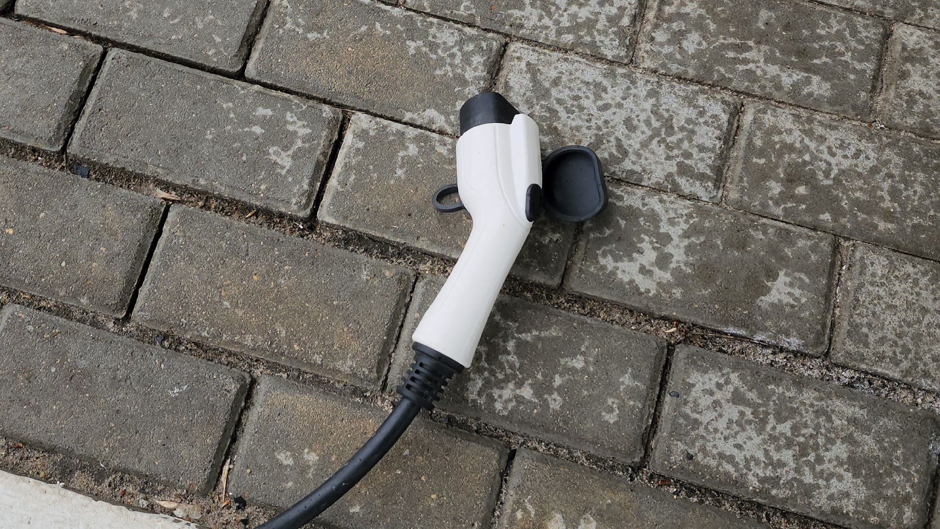 серпухов, гибридный электроавтомобиль, зарядные станции, транспорт, депутат-эколог,