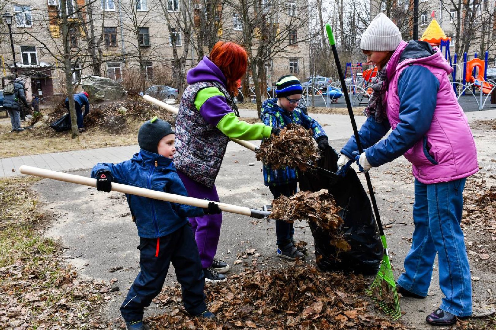 субботник, общеобластной субботник, борис аубакиров, улица Семашко, инвентарь, уборка, наукоград,