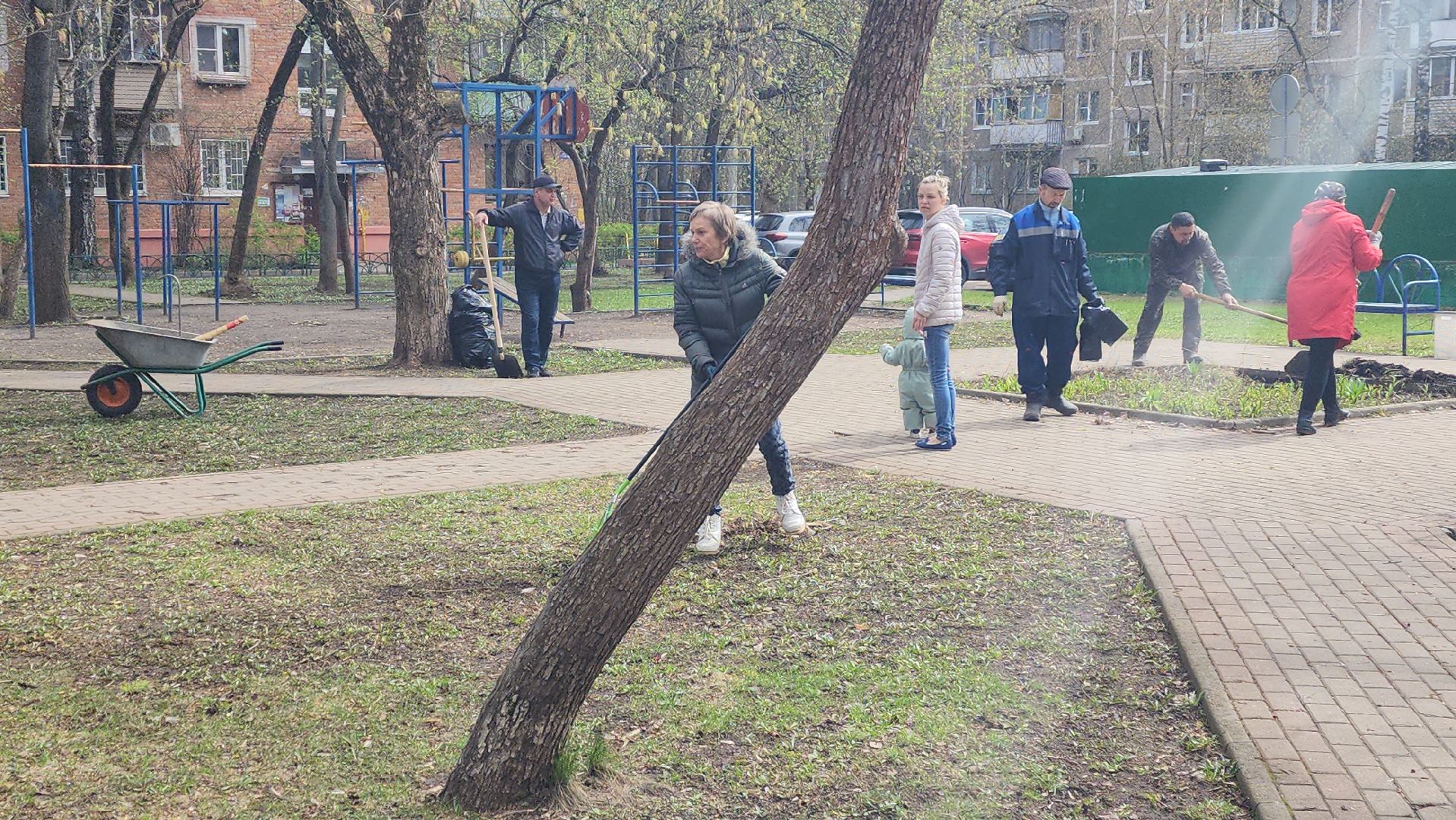 субботник, общеобластной субботник, борис аубакиров, улица Семашко, инвентарь, уборка, наукоград,