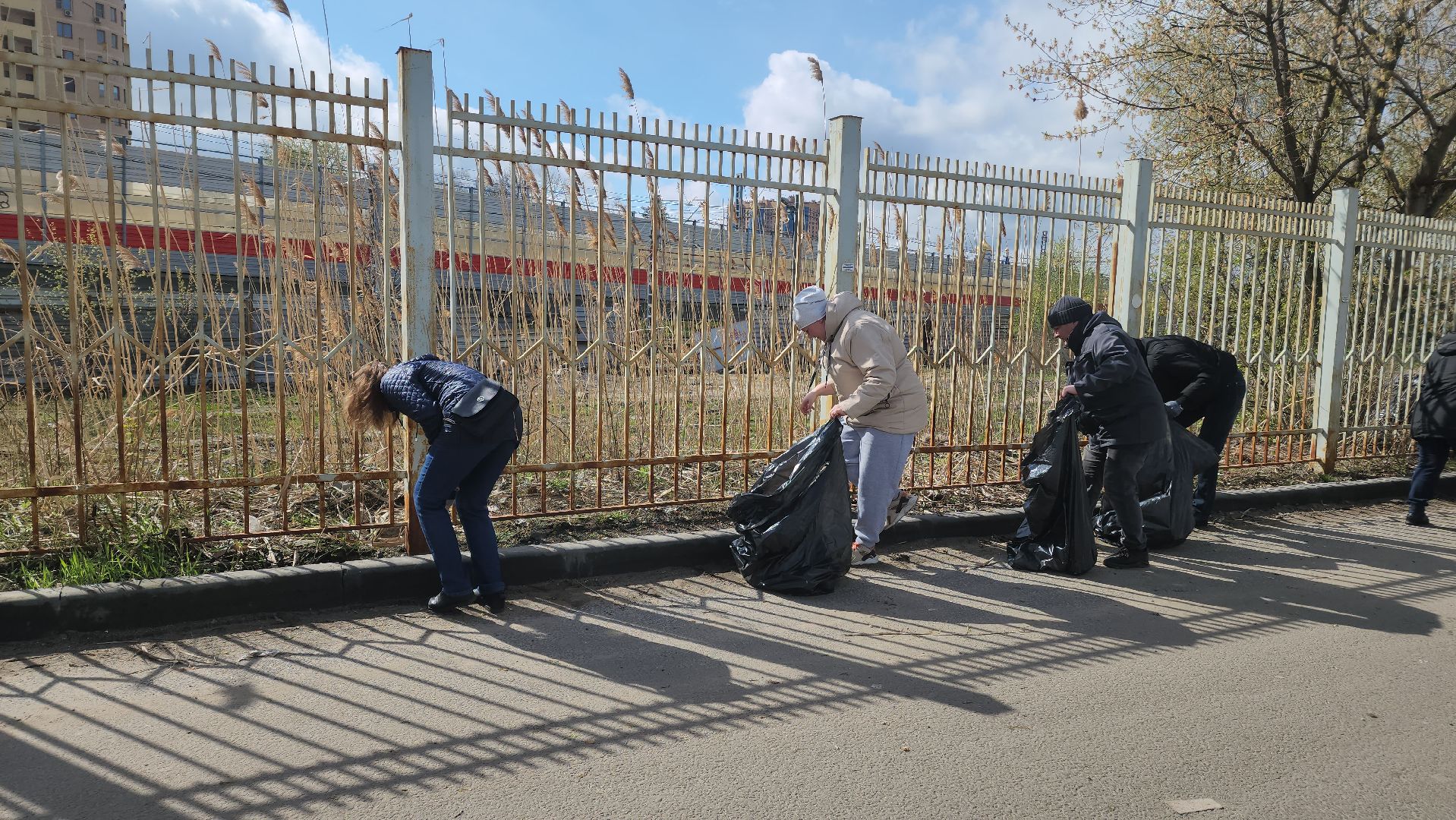 Реутов, субботник, чистый город, грабли, лопаты, листва, мусор,