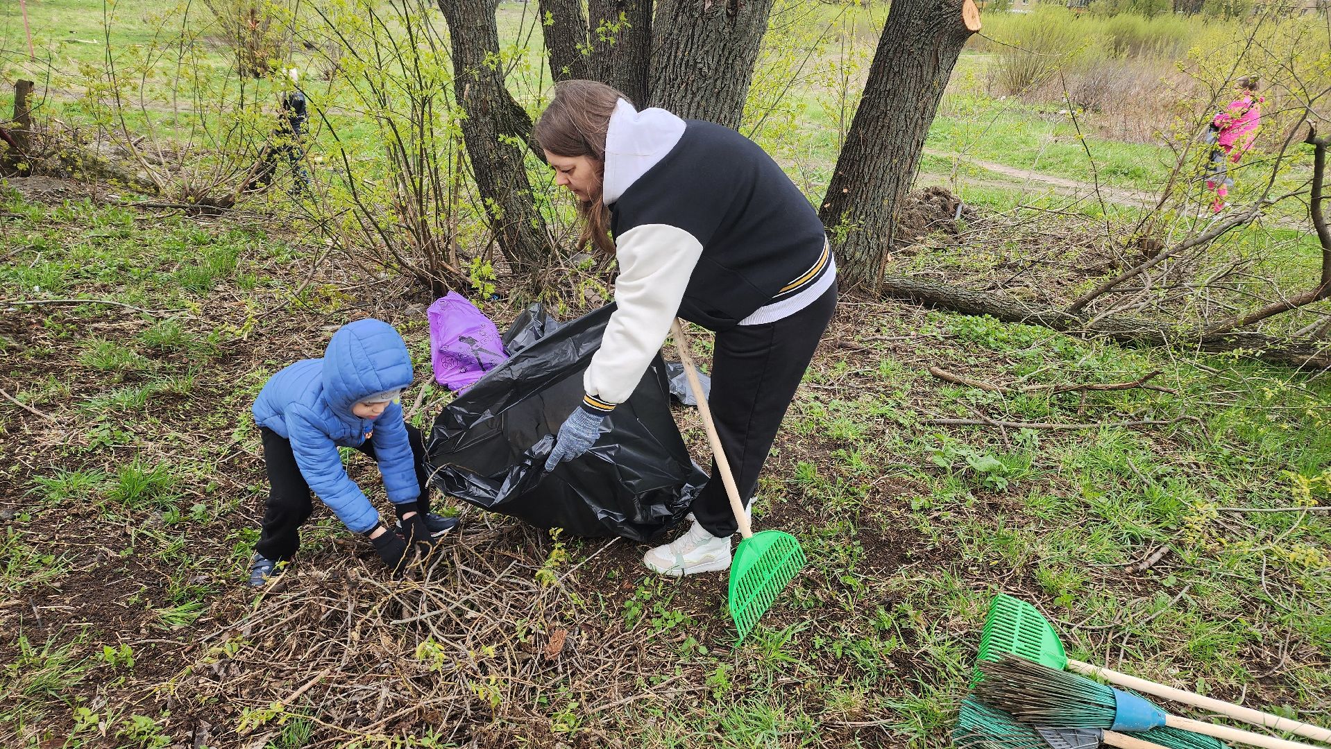 Реутов, субботник, чистый город, грабли, лопаты, листва, мусор,