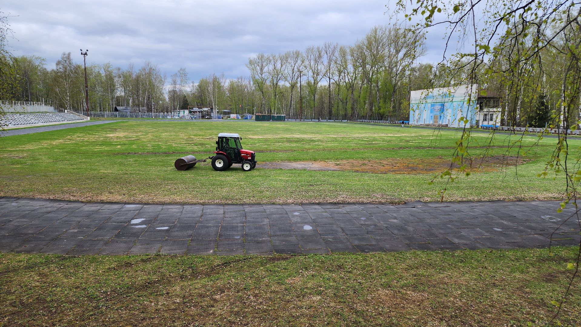 кашира, стадион энергетик, футбольное поле, уборка, прикатывание поля,