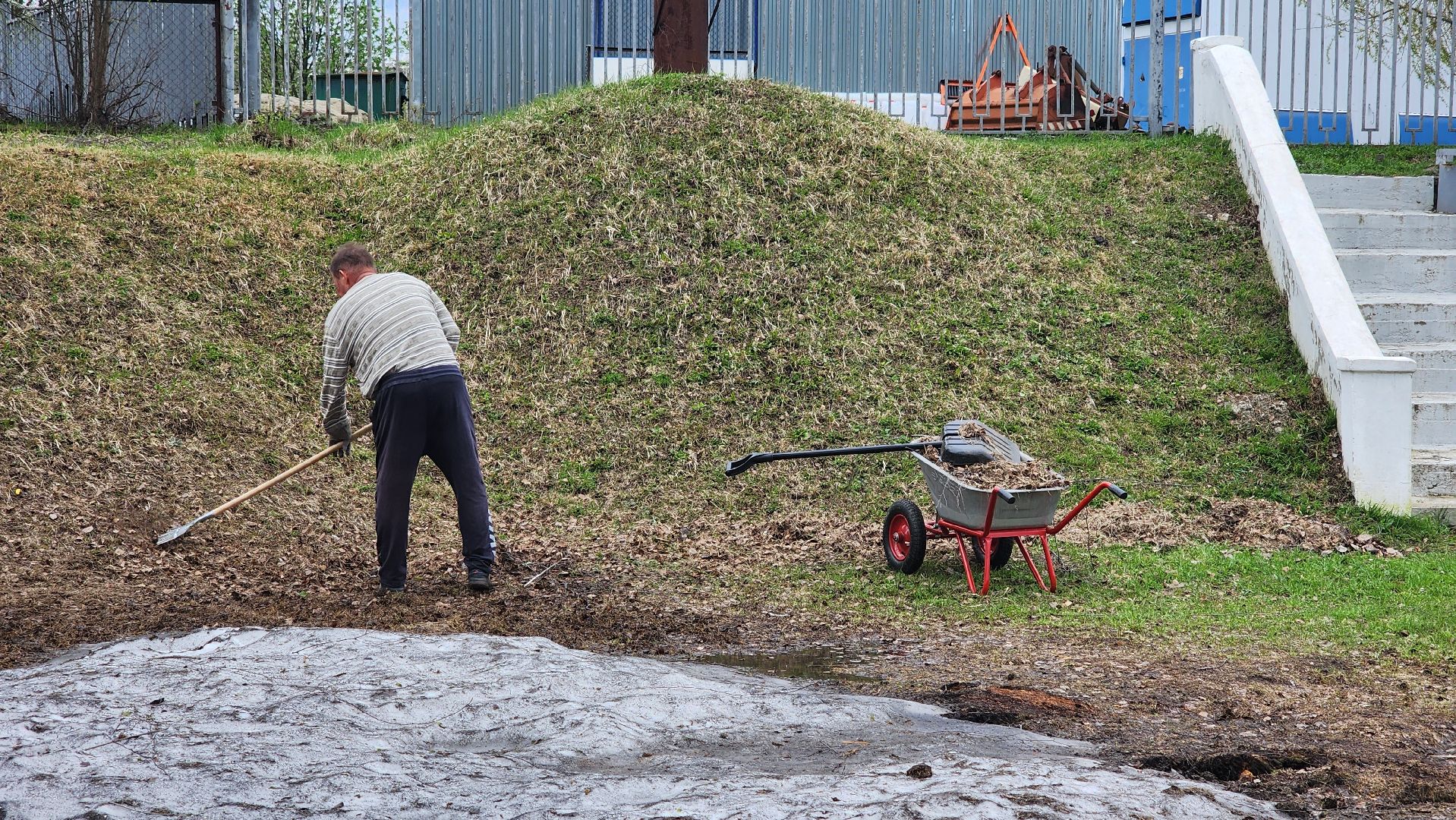 кашира, стадион энергетик, футбольное поле, уборка, прикатывание поля,