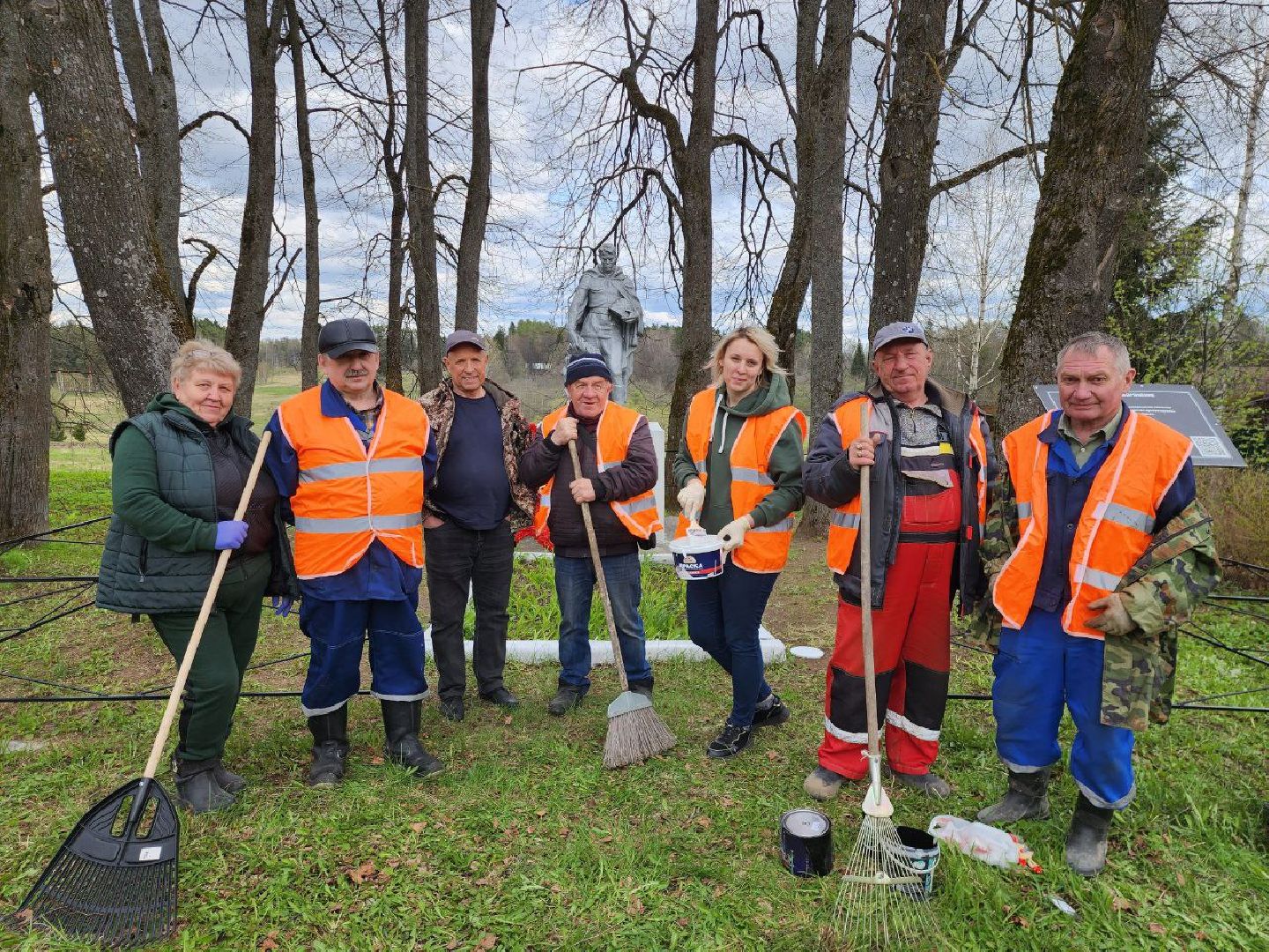 можайск, можайский городской округ, подмосковье, день победы, памятники, братское захоронение, субботник,