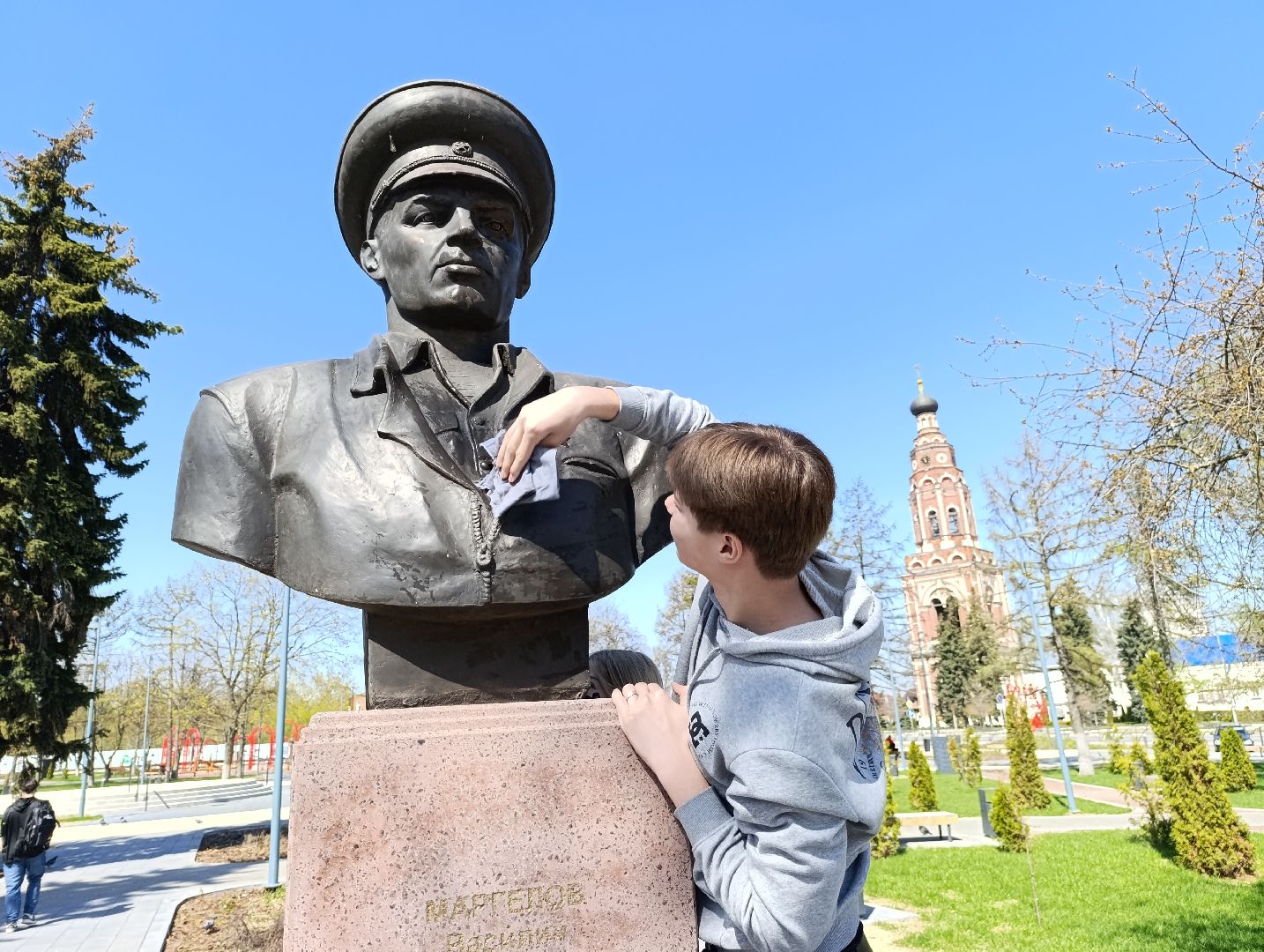 Бронницы, Благоустройство, Площадь Тимофеева, Уборка территорий, День добрых дел, Школьники,