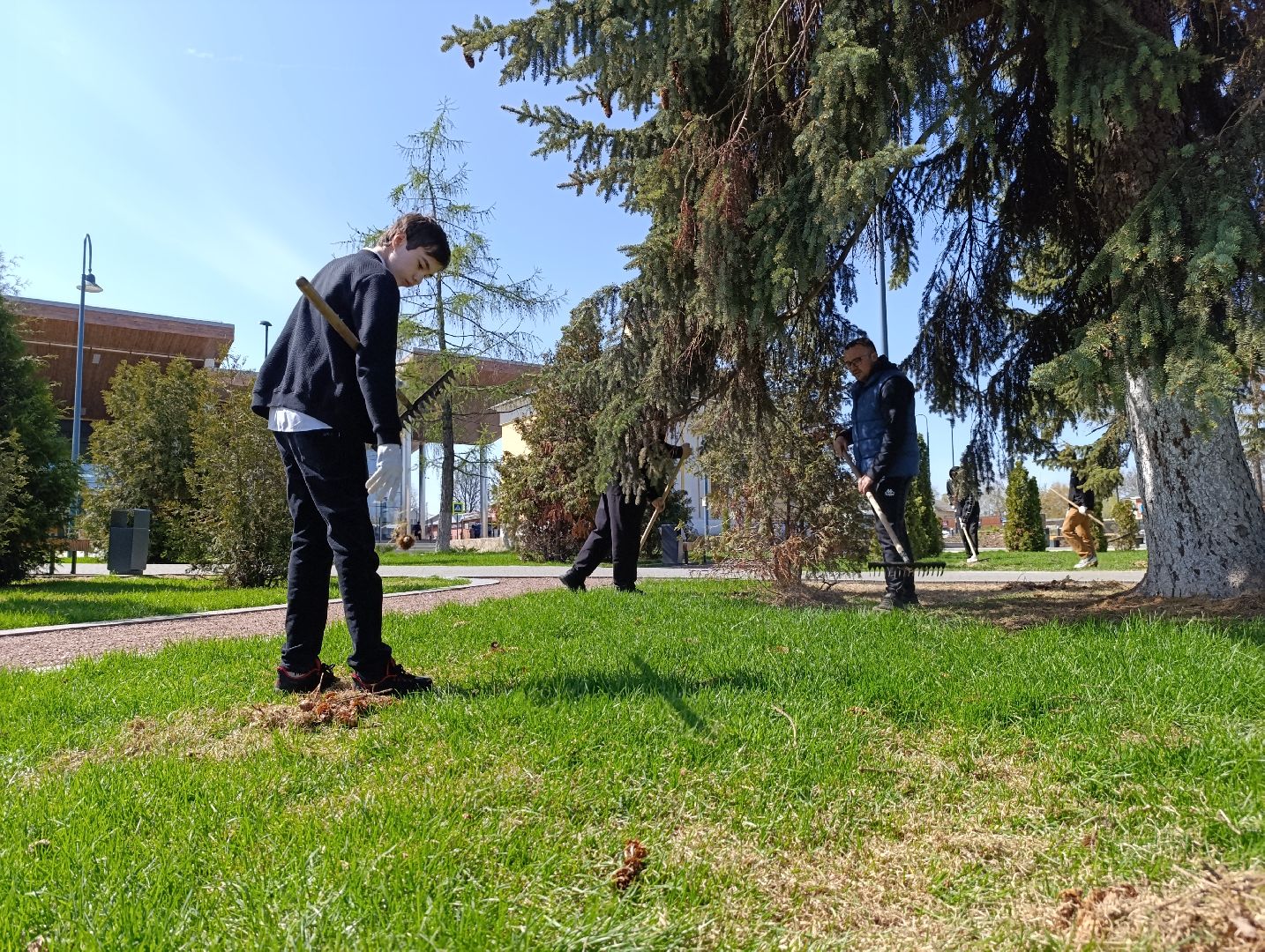 Бронницы, Благоустройство, Площадь Тимофеева, Уборка территорий, День добрых дел, Школьники,