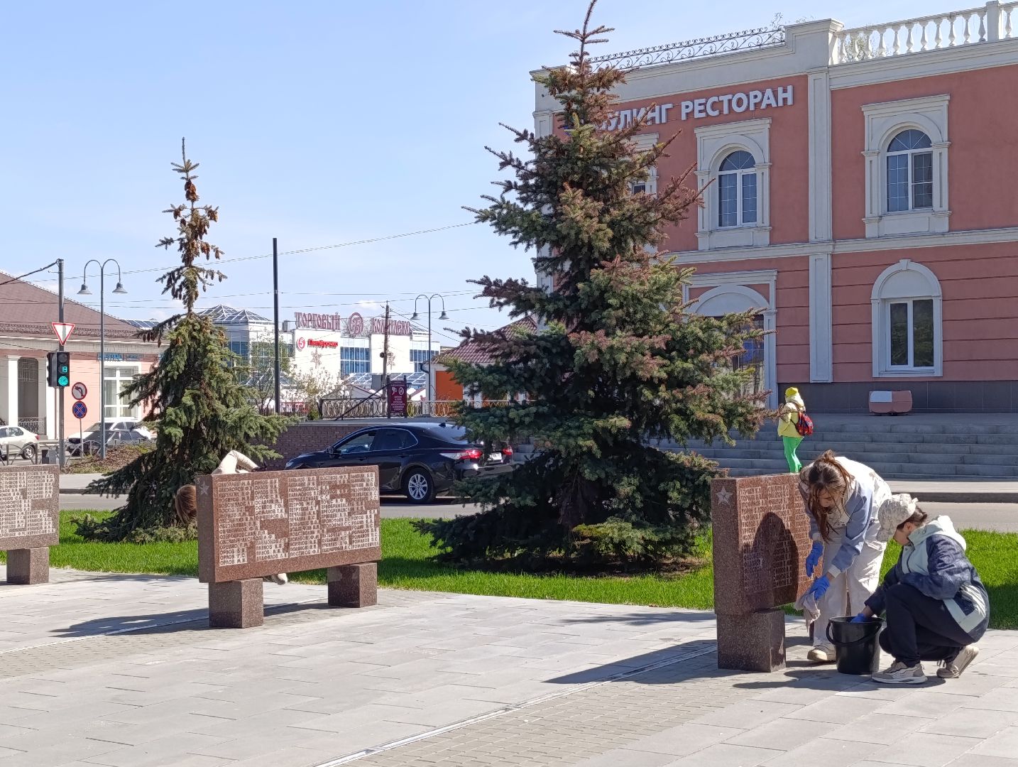 Бронницы, Благоустройство, Площадь Тимофеева, Уборка территорий, День добрых дел, Школьники,