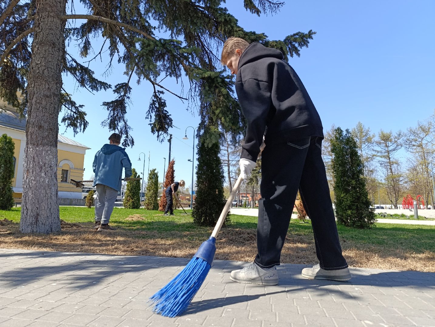 Бронницы, Благоустройство, Площадь Тимофеева, Уборка территорий, День добрых дел, Школьники,