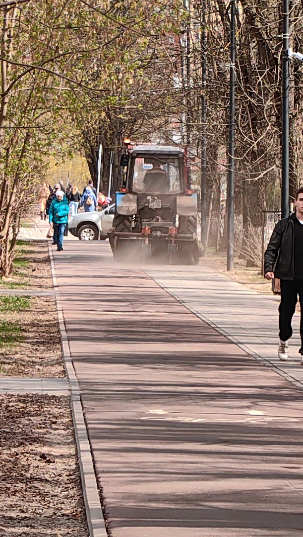 уборка тротуара, трактор, техника, месячник благосутройства,