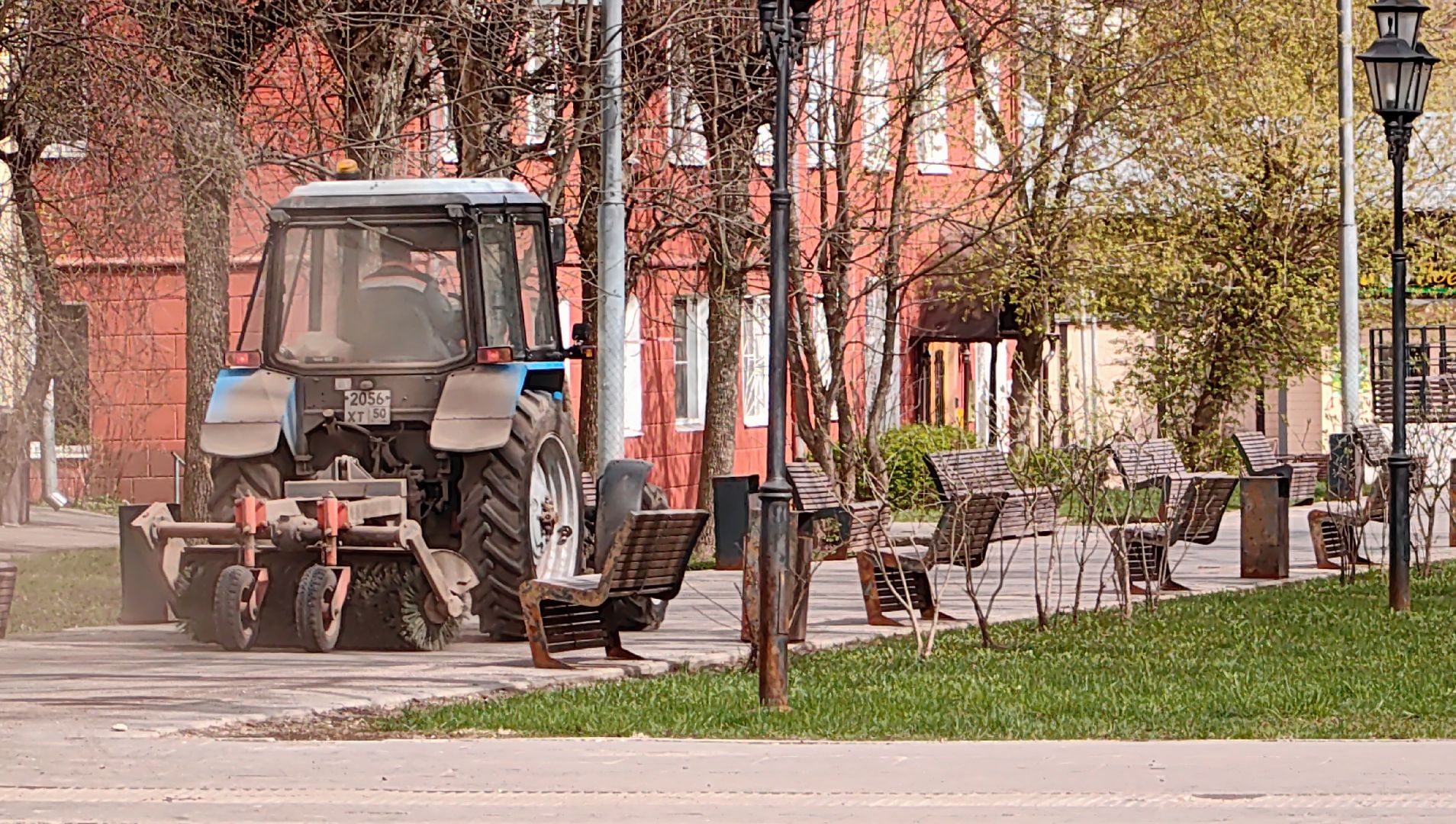 уборка тротуара, трактор, техника, месячник благосутройства,