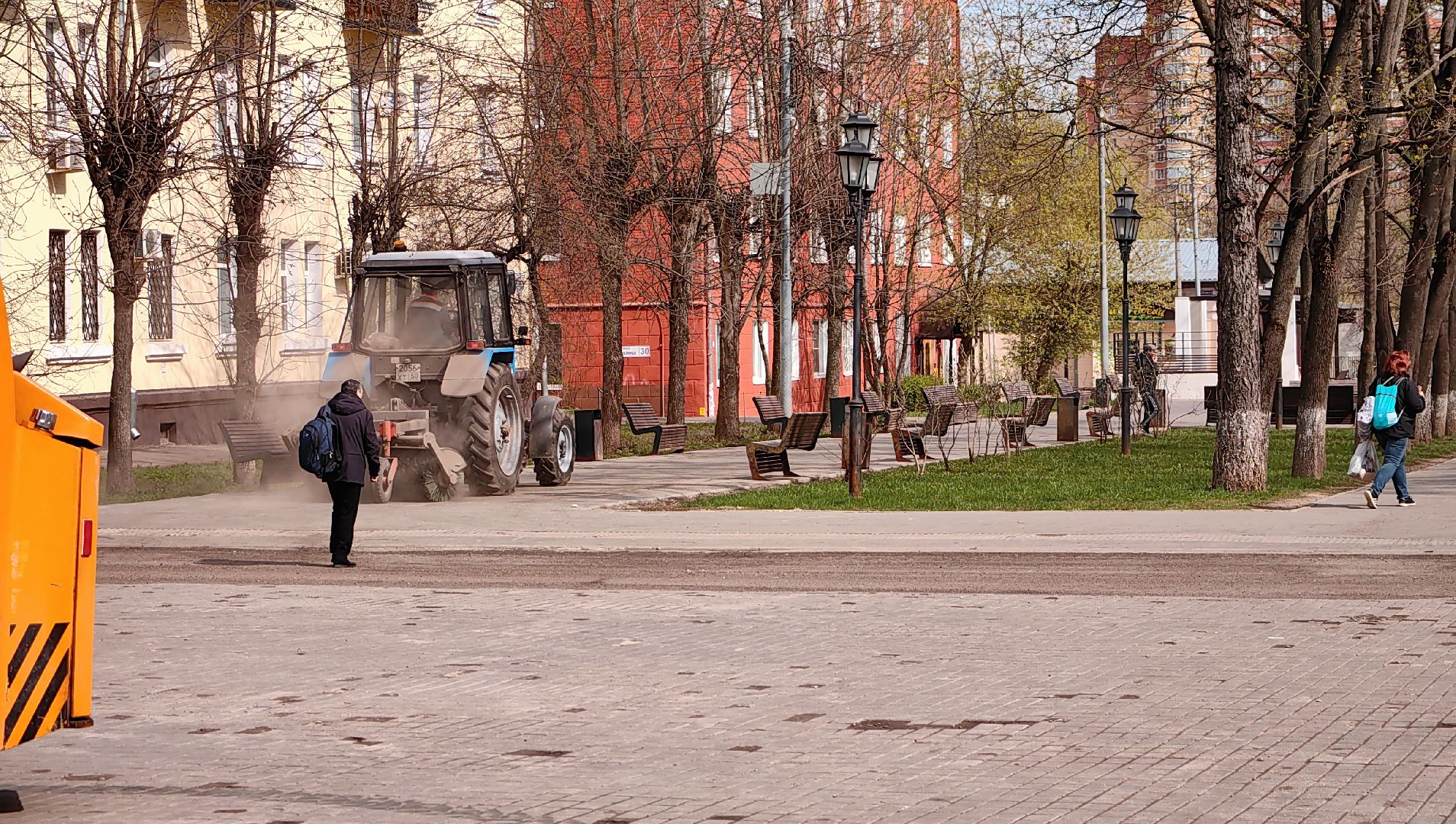 уборка тротуара, трактор, техника, месячник благосутройства,