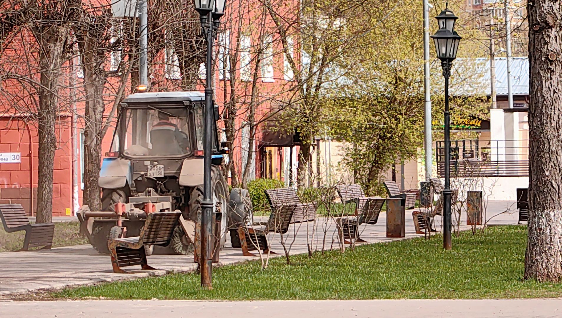 уборка тротуара, трактор, техника, месячник благосутройства,