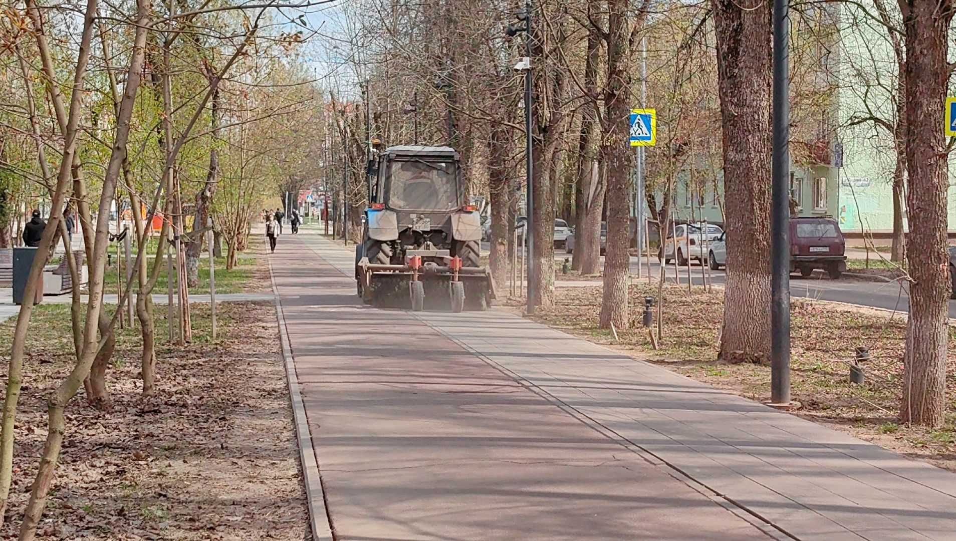 уборка тротуара, трактор, техника, месячник благосутройства,