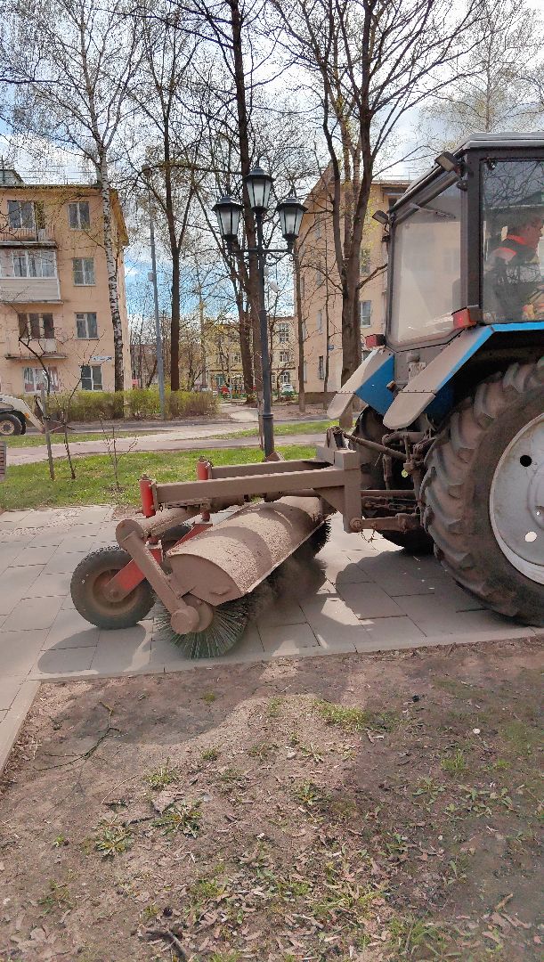 уборка тротуара, трактор, техника, месячник благосутройства,