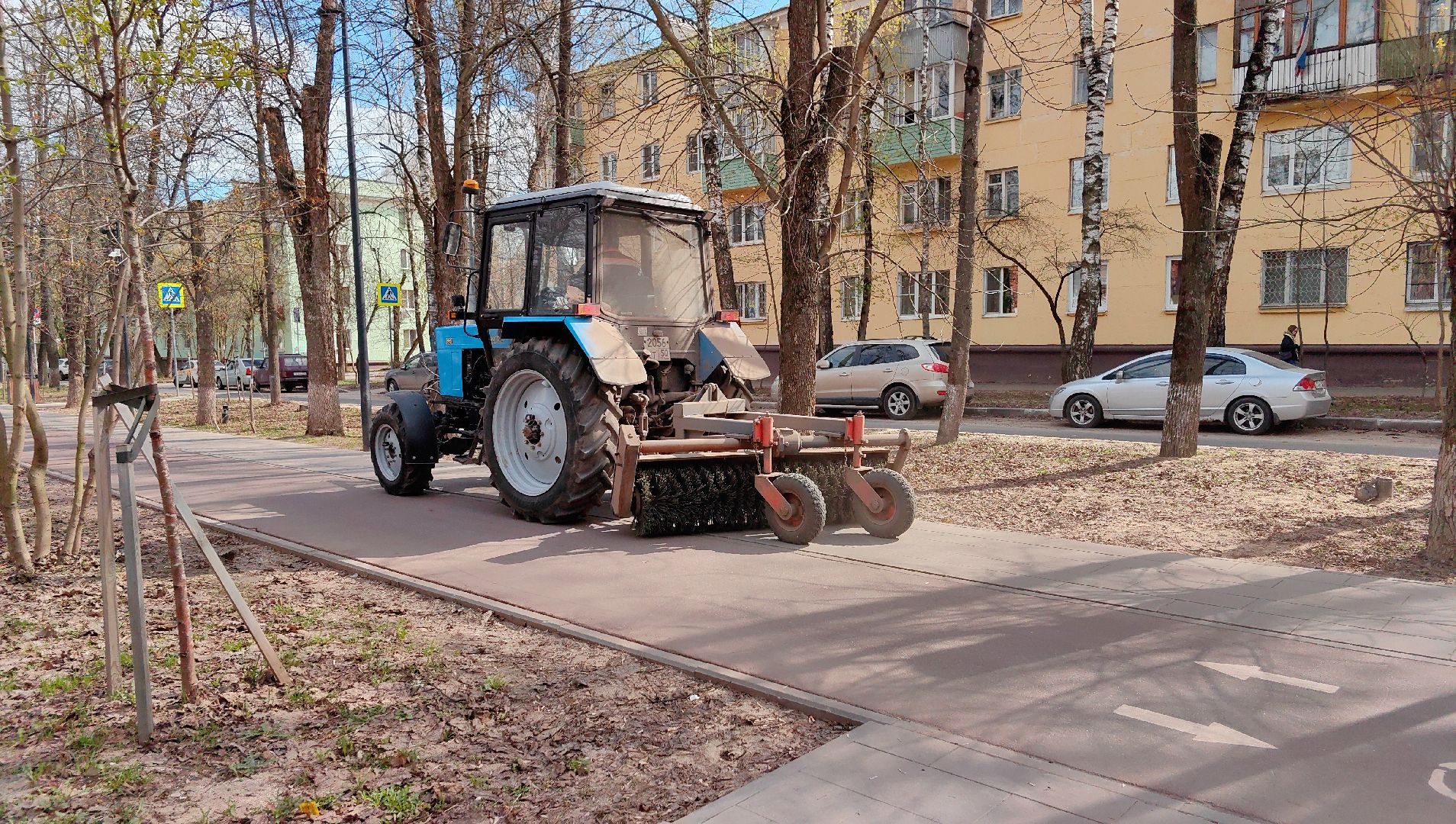 уборка тротуара, трактор, техника, месячник благосутройства,