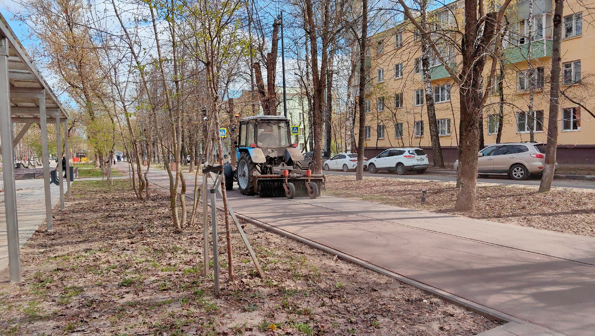 уборка тротуара, трактор, техника, месячник благосутройства,