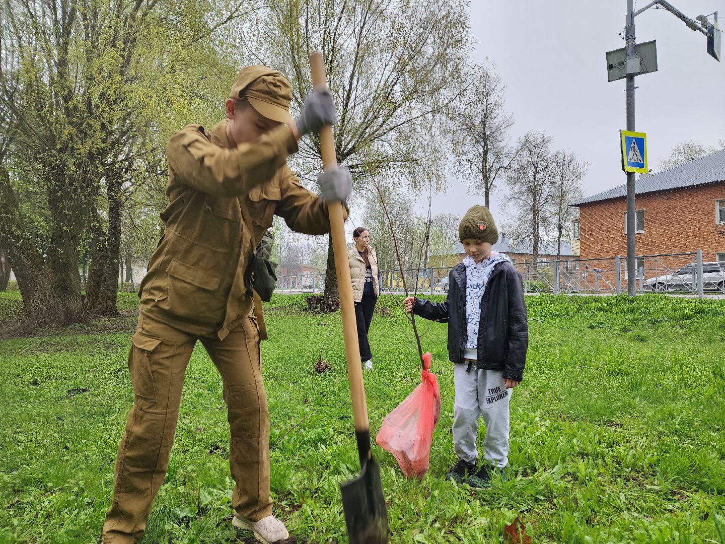воскресенск, день добрых дел, деревья, школьники,