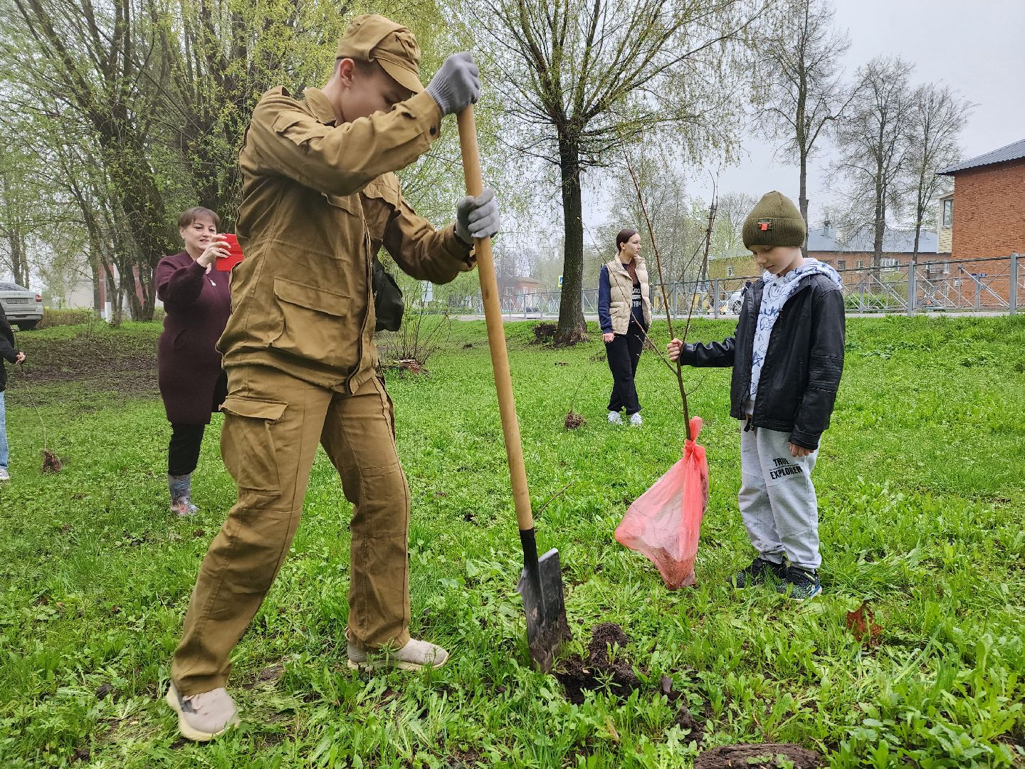 воскресенск, день добрых дел, деревья, школьники,