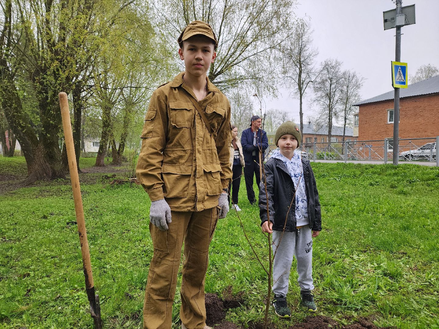 воскресенск, день добрых дел, деревья, школьники,