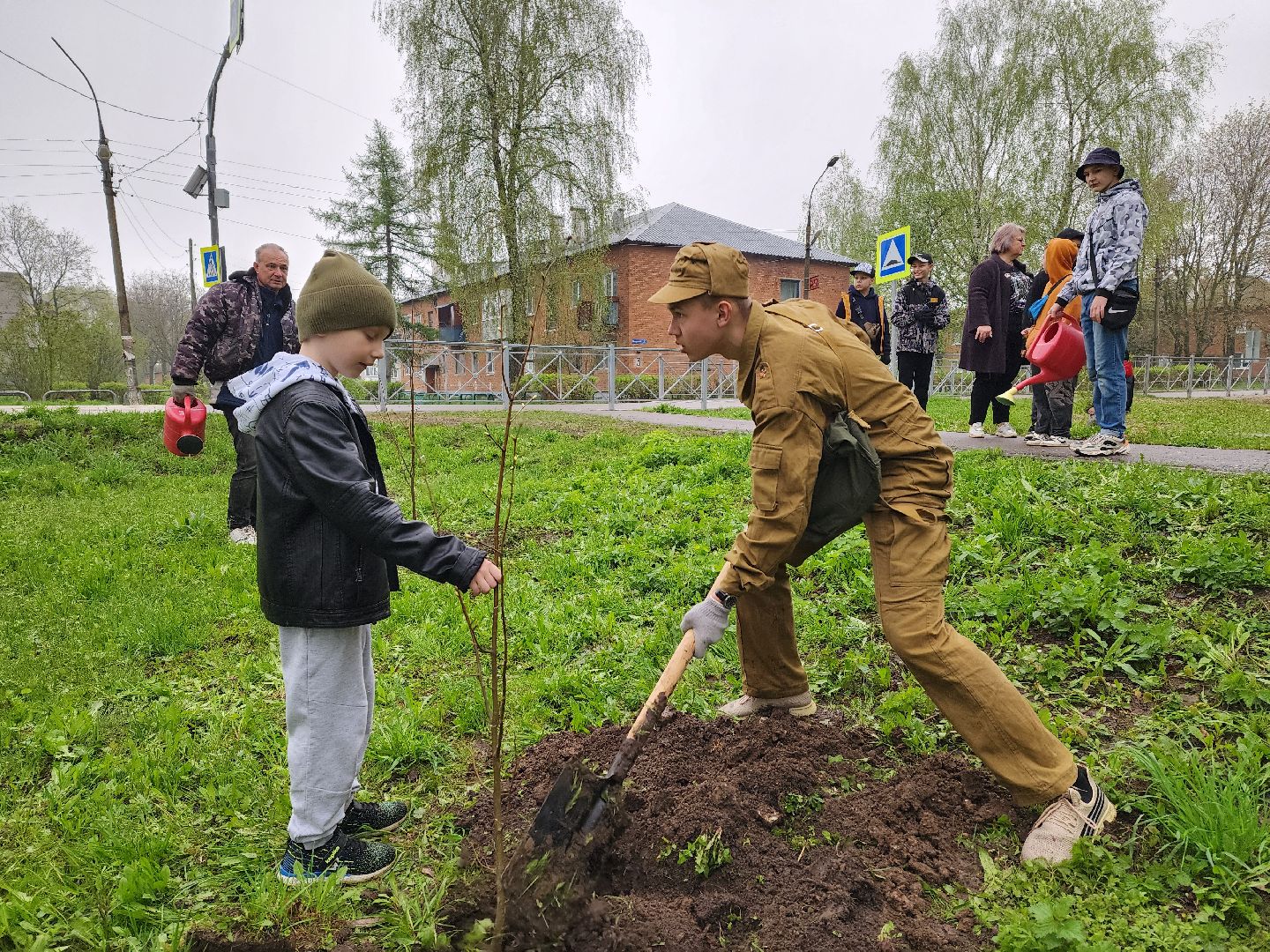 воскресенск, день добрых дел, деревья, школьники,