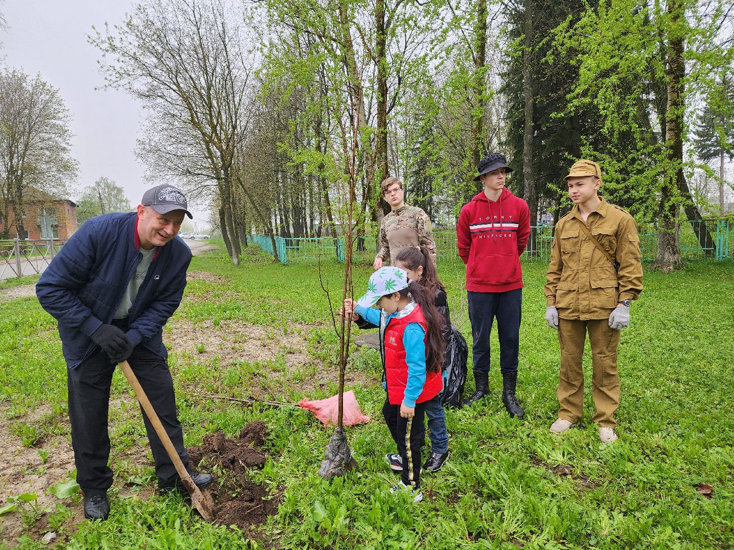 воскресенск, день добрых дел, деревья, школьники,