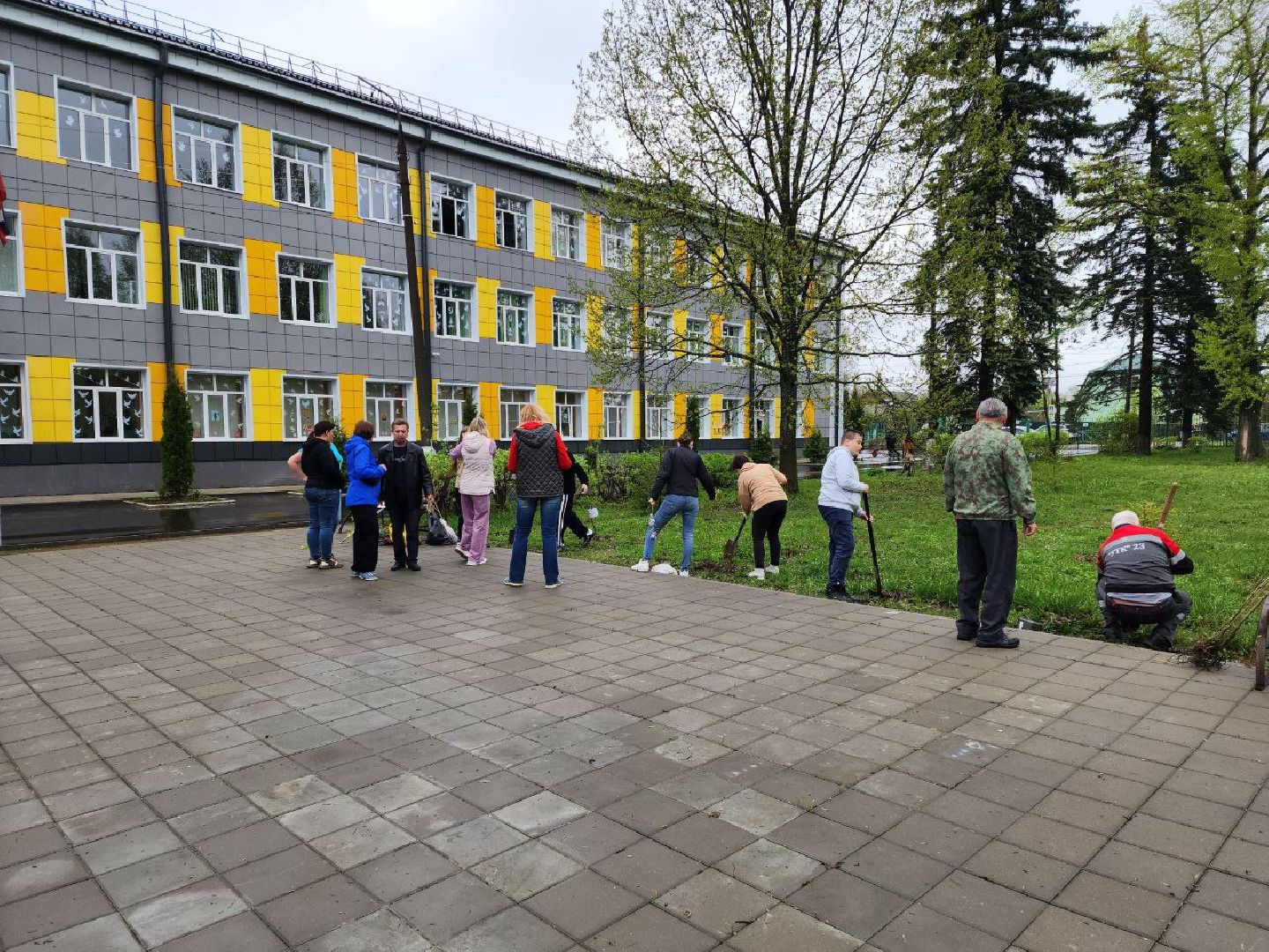 чехов, день добрых дел, субботник, аллея памяти, школьники, сирень,