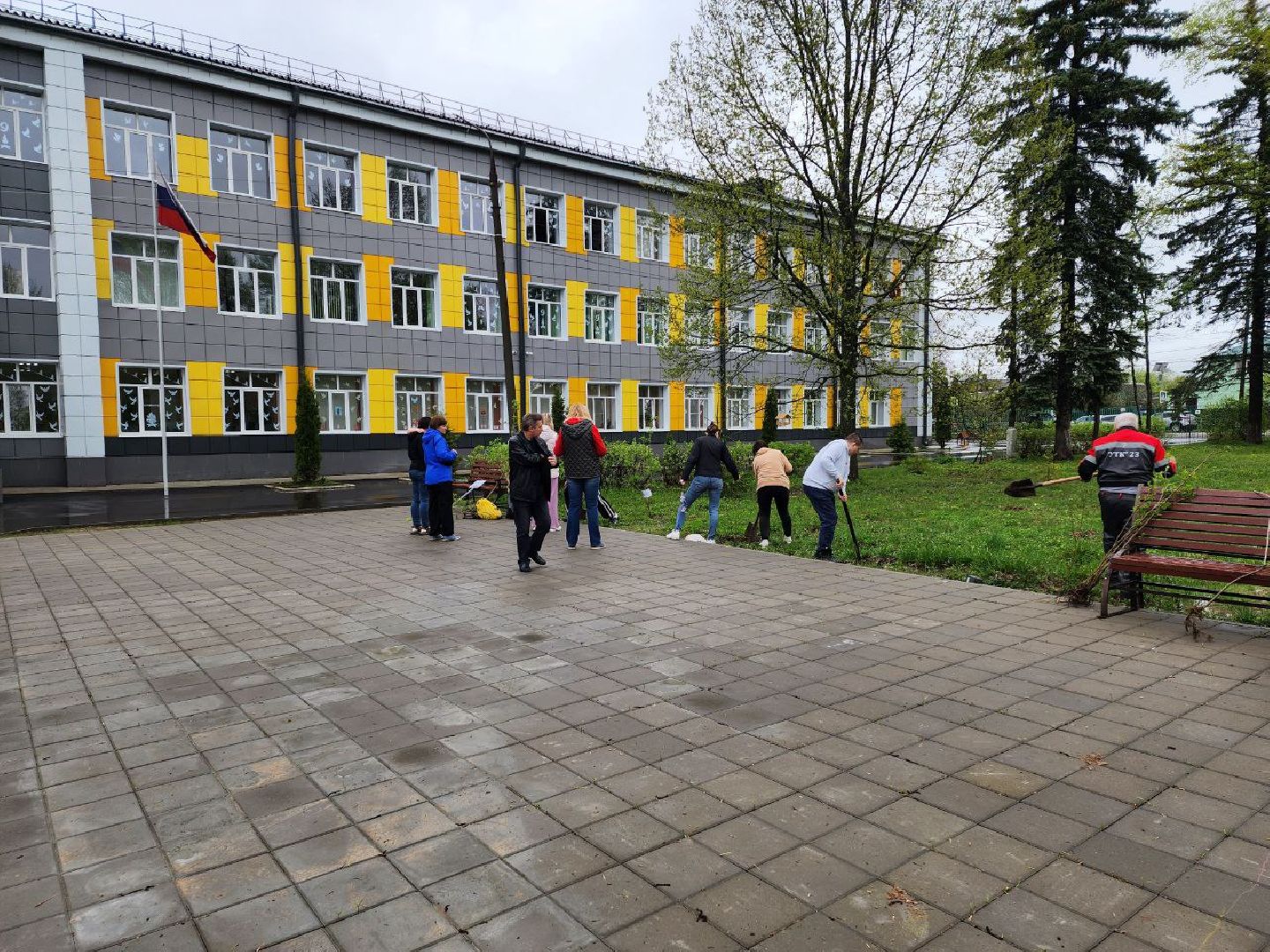 чехов, день добрых дел, субботник, аллея памяти, школьники, сирень,