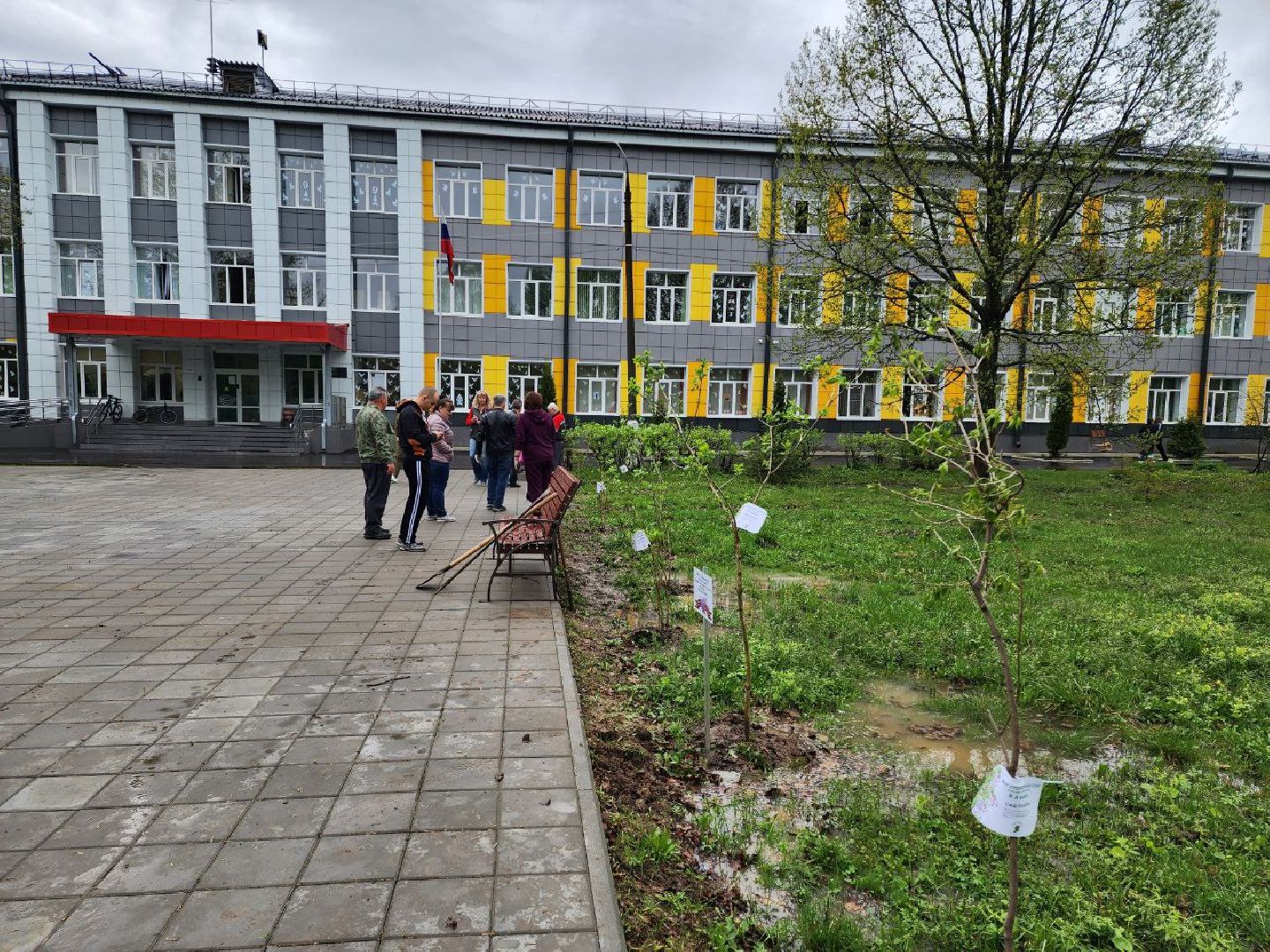 чехов, день добрых дел, субботник, аллея памяти, школьники, сирень,