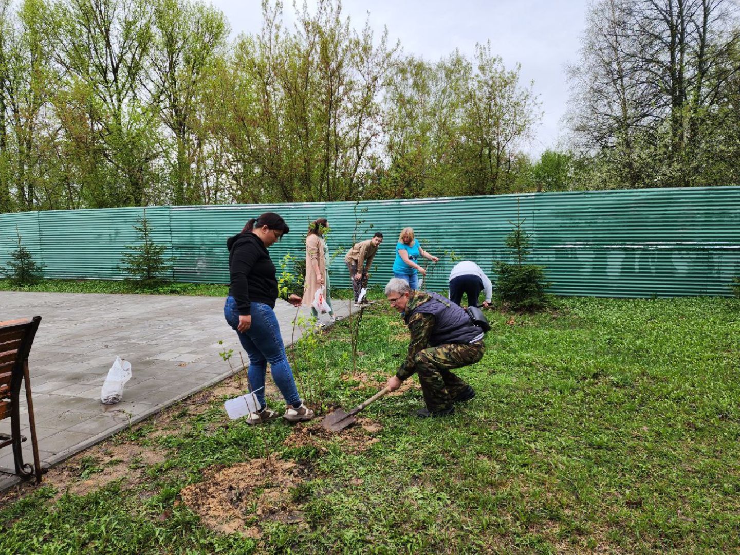 чехов, день добрых дел, субботник, аллея памяти, школьники, сирень,