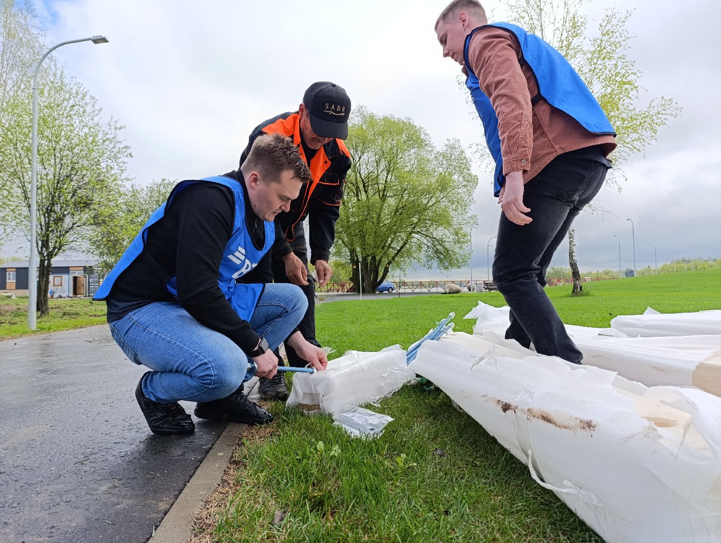 Бронницы, Бронницкий Луг, Благоустройство, Лавочки с отпечатками ладоней,