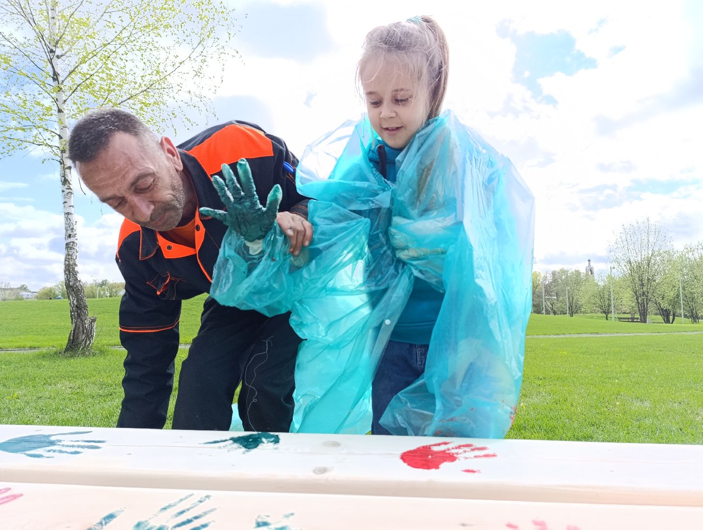 Бронницы, Бронницкий Луг, Благоустройство, Лавочки с отпечатками ладоней,
