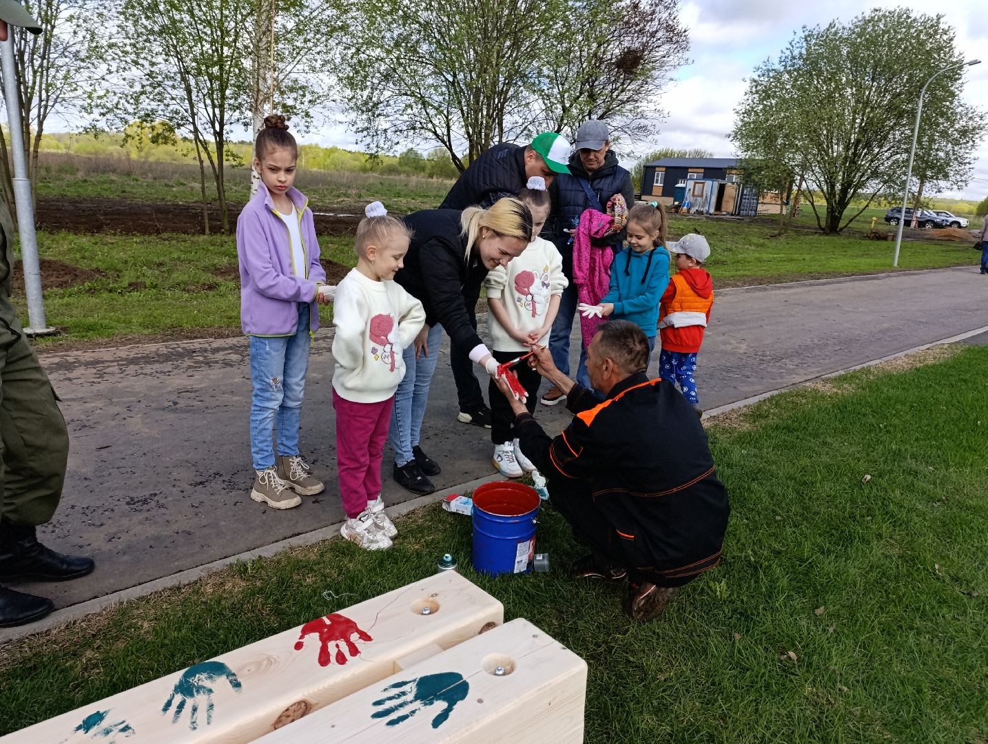 Бронницы, Бронницкий Луг, Благоустройство, Лавочки с отпечатками ладоней,