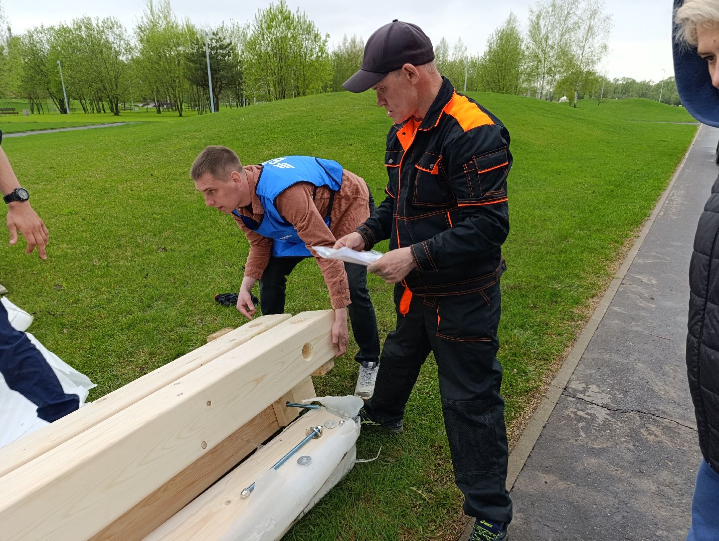 Бронницы, Бронницкий Луг, Благоустройство, Лавочки с отпечатками ладоней,
