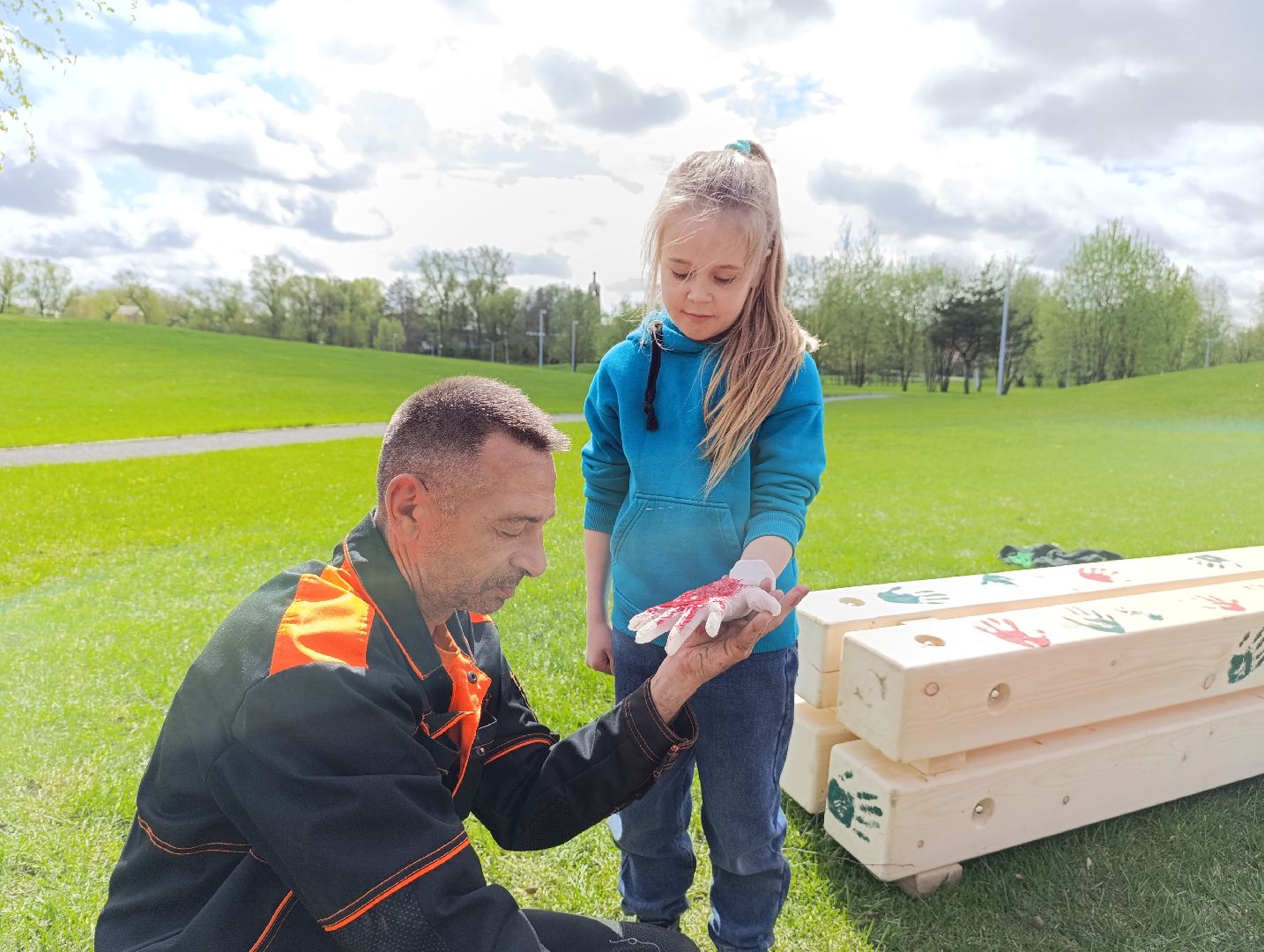 Бронницы, Бронницкий Луг, Благоустройство, Лавочки с отпечатками ладоней,