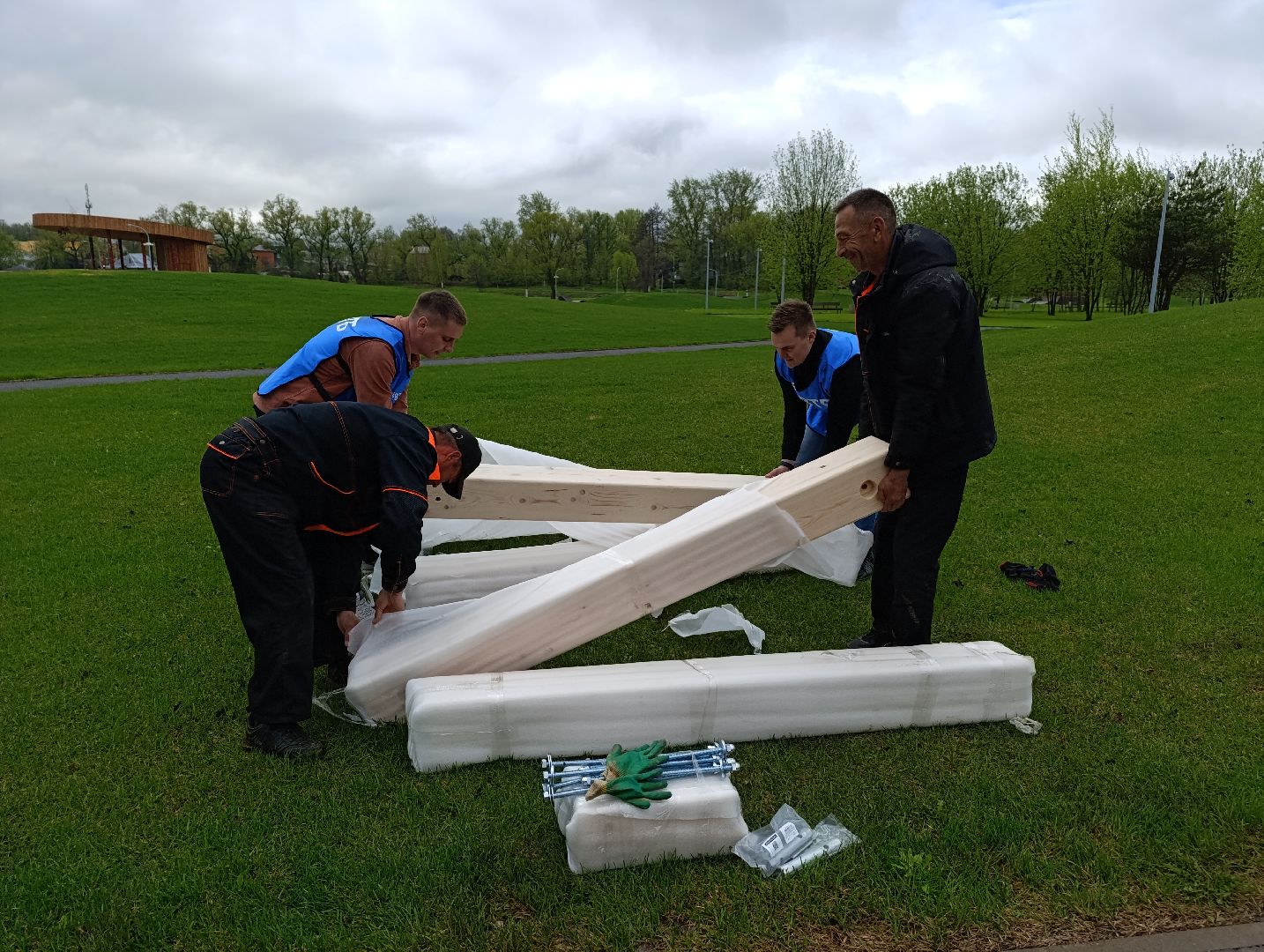 Бронницы, Бронницкий Луг, Благоустройство, Лавочки с отпечатками ладоней,