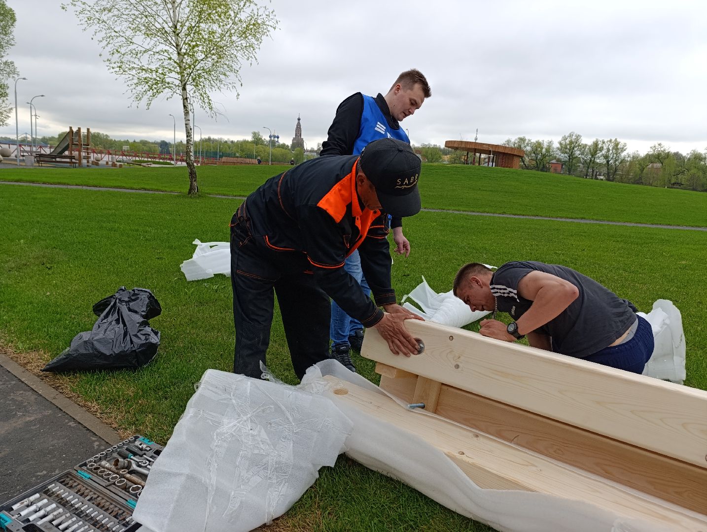 Бронницы, Бронницкий Луг, Благоустройство, Лавочки с отпечатками ладоней,