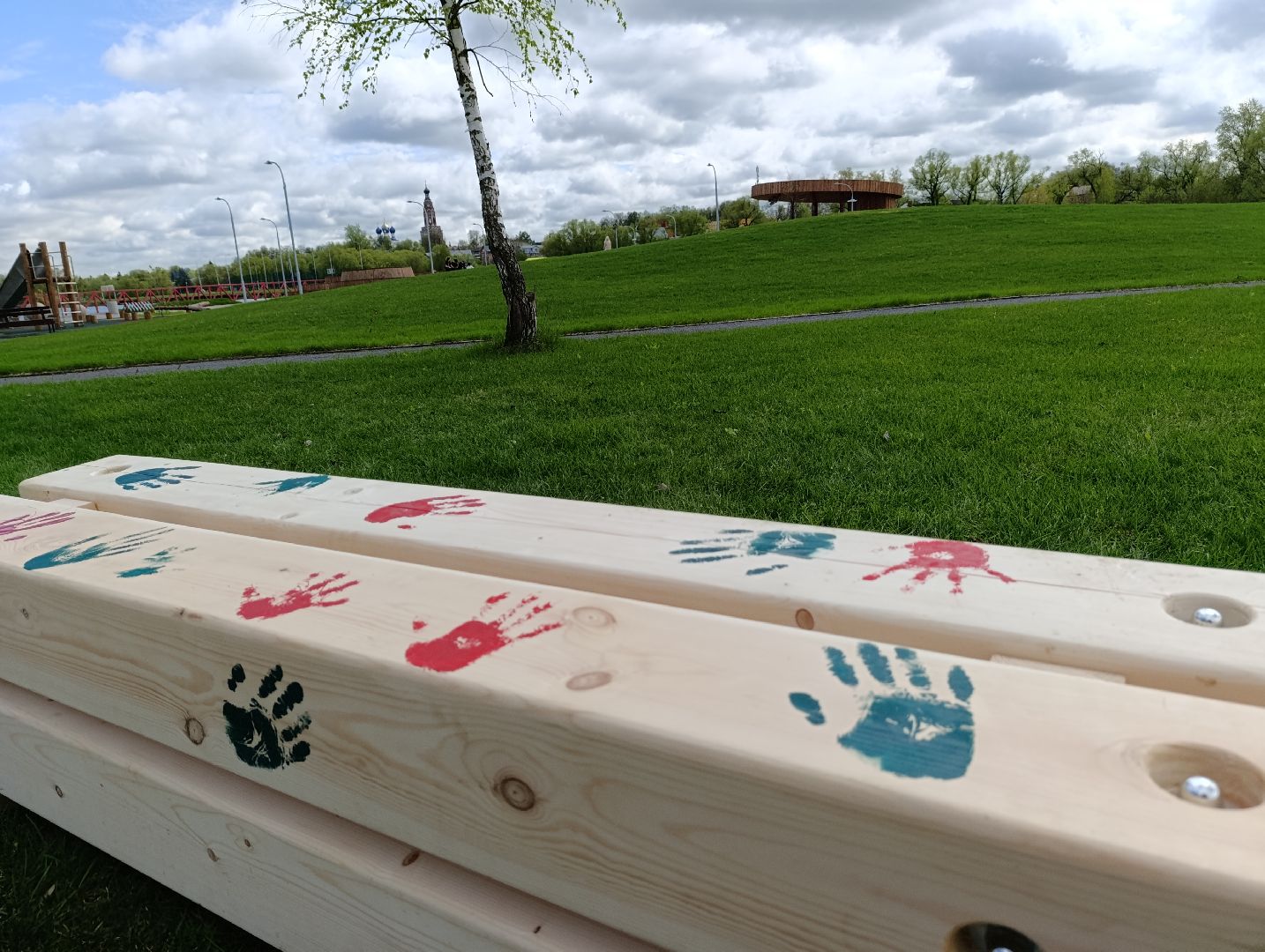 Бронницы, Бронницкий Луг, Благоустройство, Лавочки с отпечатками ладоней,