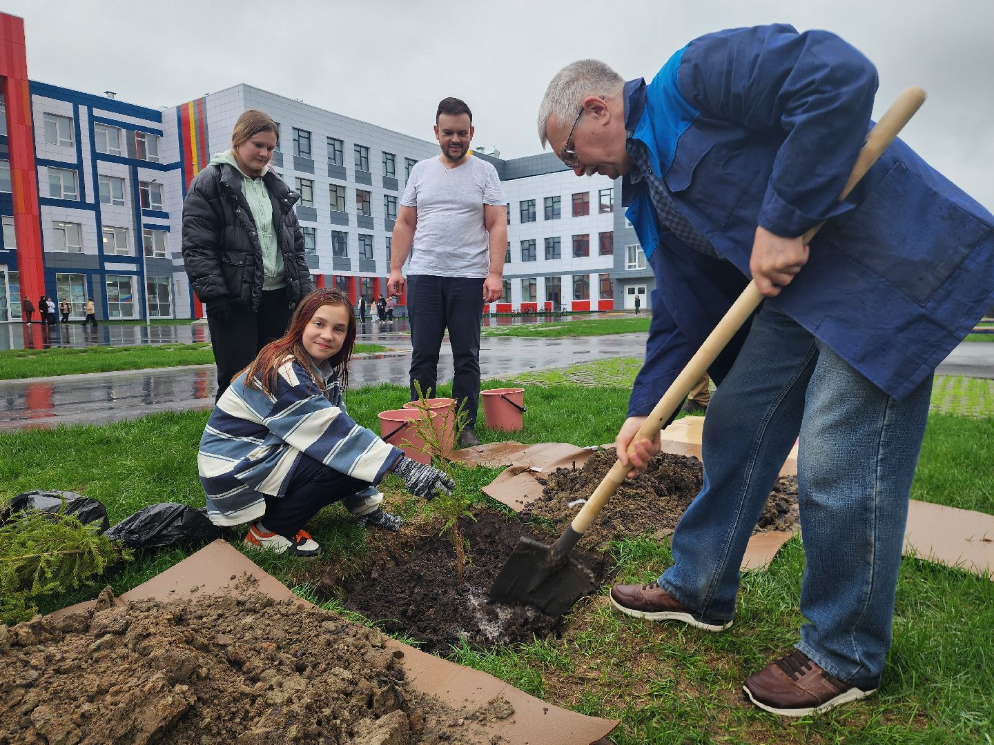 день добрых дел, шатура, лицей перспектива, елки, высадка деревьев, областная акция,