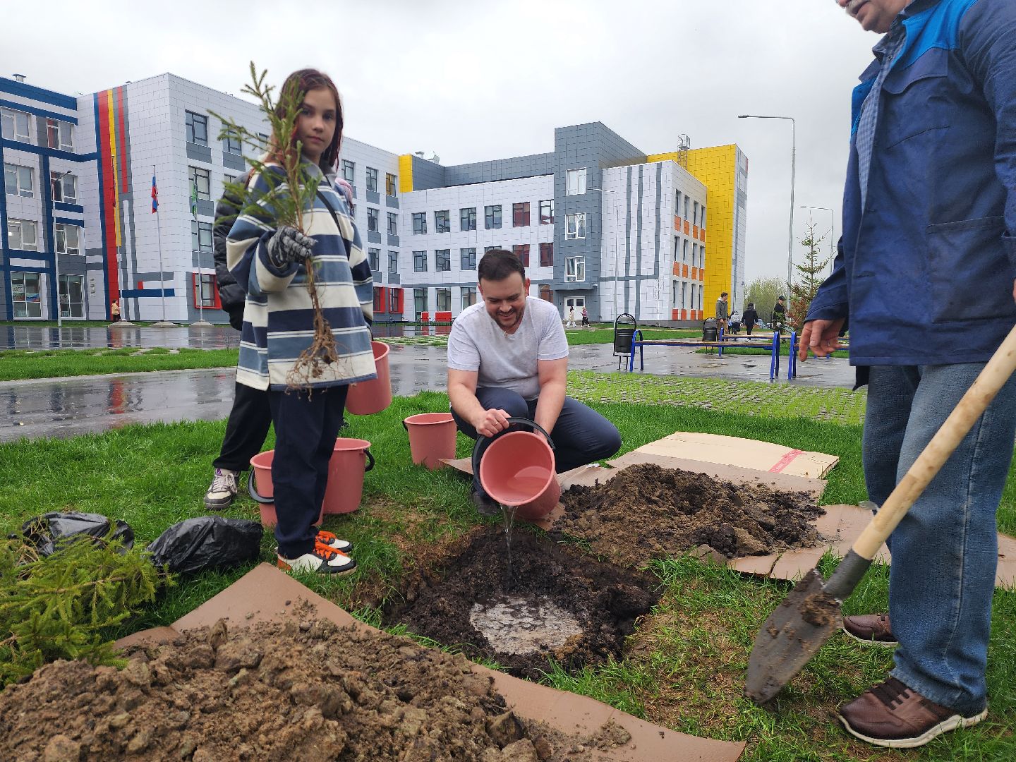 день добрых дел, шатура, лицей перспектива, елки, высадка деревьев, областная акция,